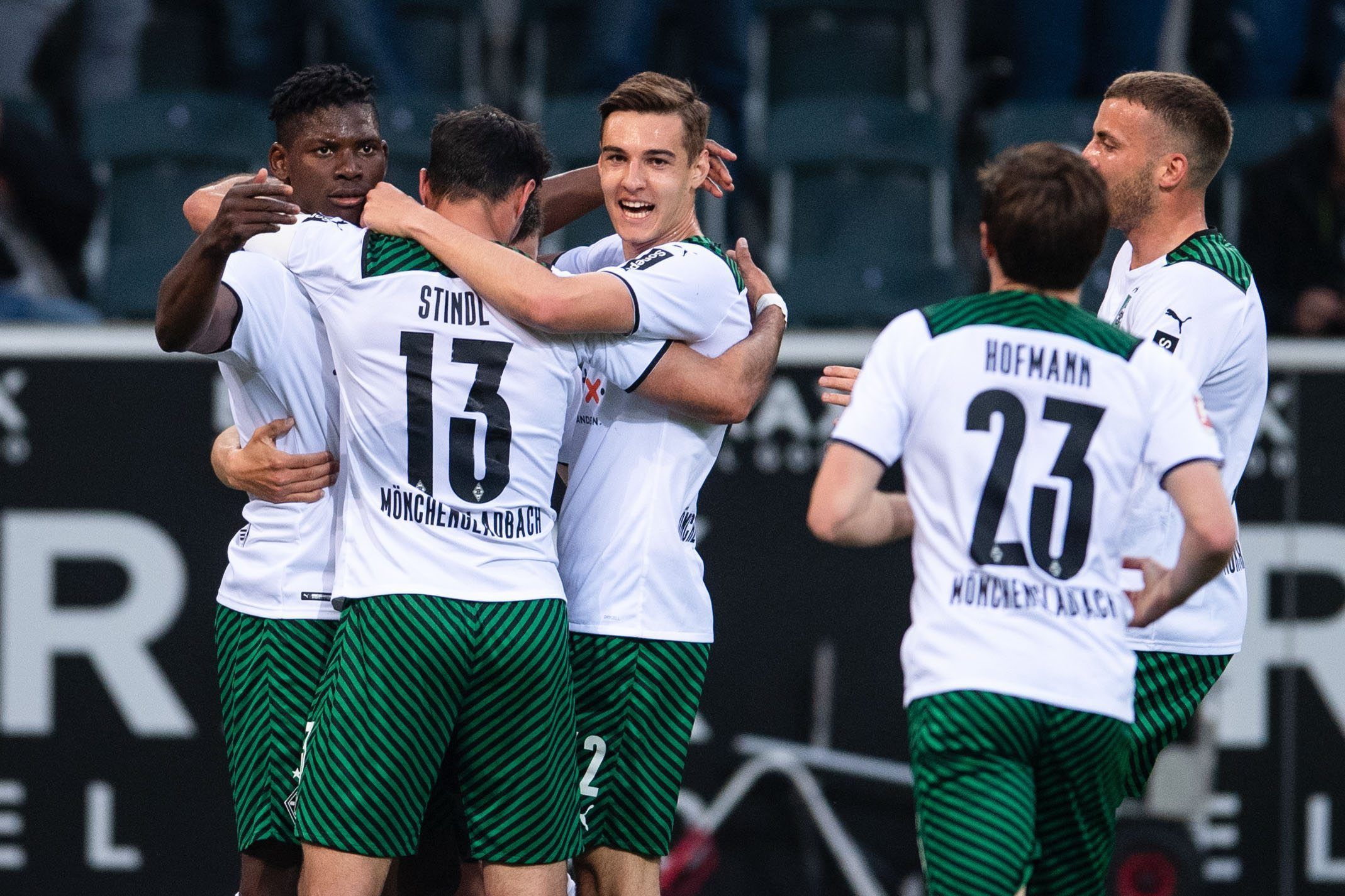 Gladbachs Torschütze Breel Embolo (l-r), Lars Stindl, Florian Neuhaus, Jonas Hofmann und Jordan Beyer jubeln nach dem Treffer zur 1:0 Führung.