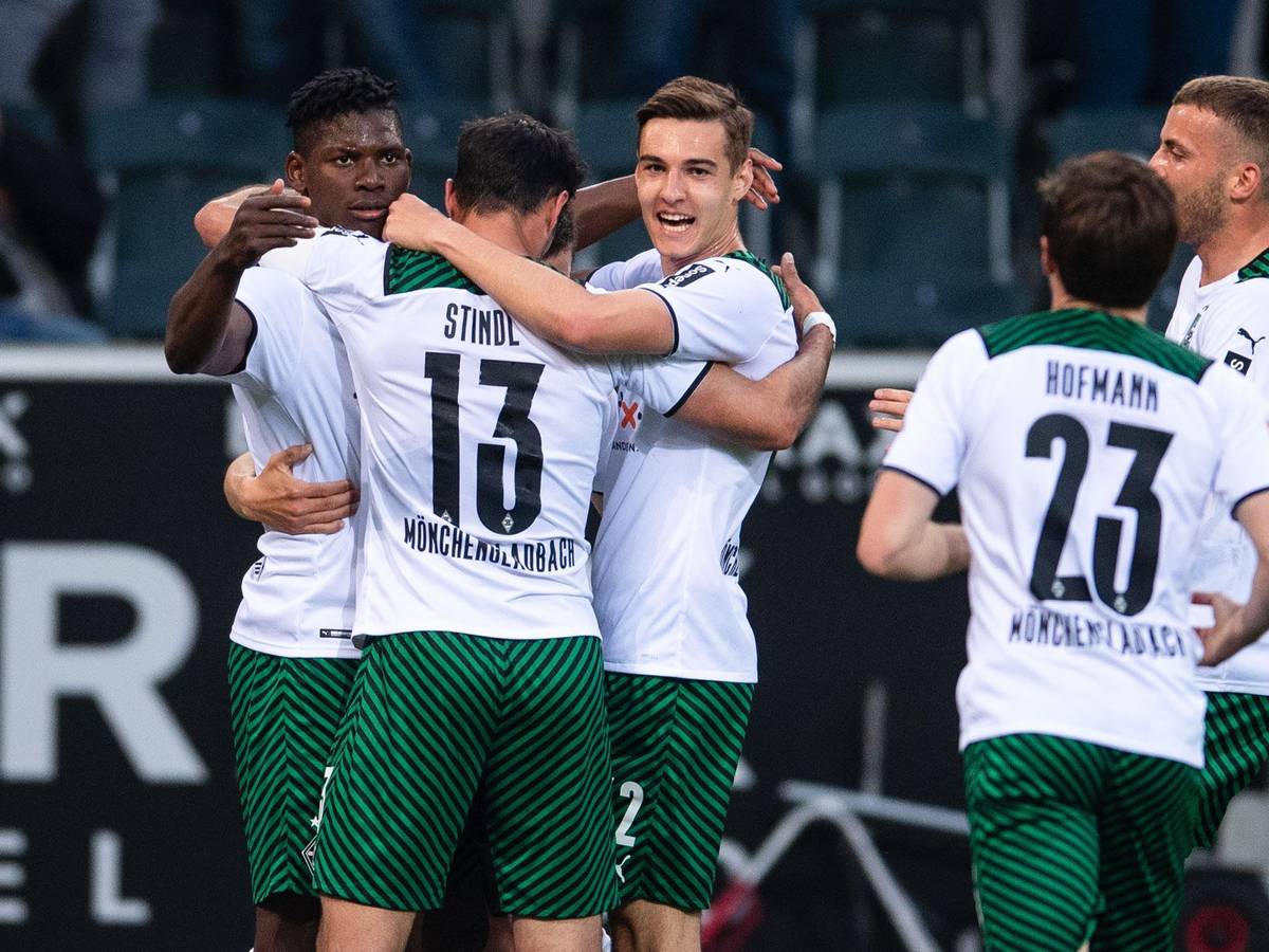Gladbachs Torschütze Breel Embolo (l-r), Lars Stindl, Florian Neuhaus, Jonas Hofmann und Jordan Beyer jubeln nach dem Treffer zur 1:0 Führung.