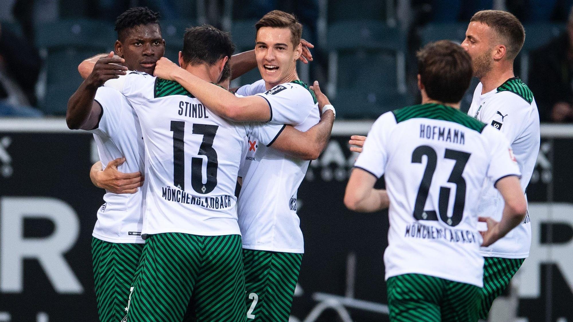 Gladbachs Torschütze Breel Embolo (l-r), Lars Stindl, Florian Neuhaus, Jonas Hofmann und Jordan Beyer jubeln nach dem Treffer zur 1:0 Führung.