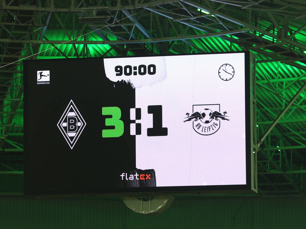 Die Anzeigetafel im Borussia-Park zeigt das Endergebnis am Montag (2. Mai 2022). Die Partie gegen RB Leipzig endete 3:1.