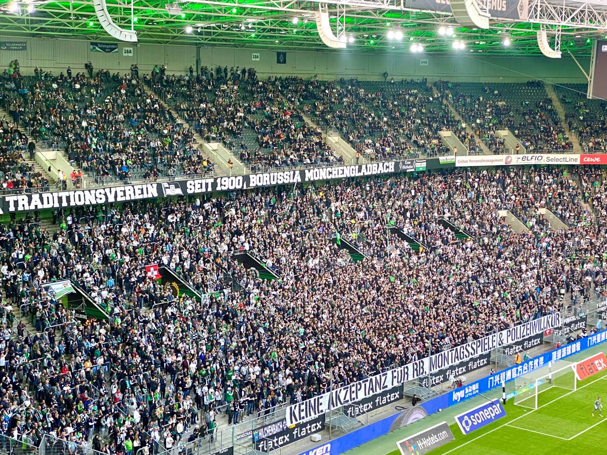 Die Nordkurve im Borussia-Park während eines Bundesliga-Spiels von Borussia Mönchengladbach gegen RB Leipzig am 19. Februar 2017.