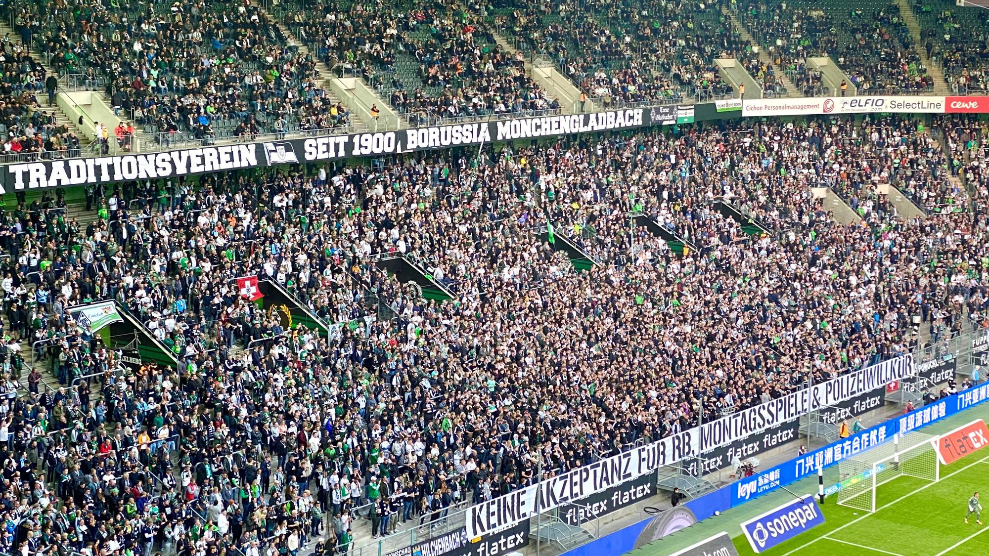 Die Nordkurve im Borussia-Park während eines Bundesliga-Spiels von Borussia Mönchengladbach gegen RB Leipzig am 19. Februar 2017.