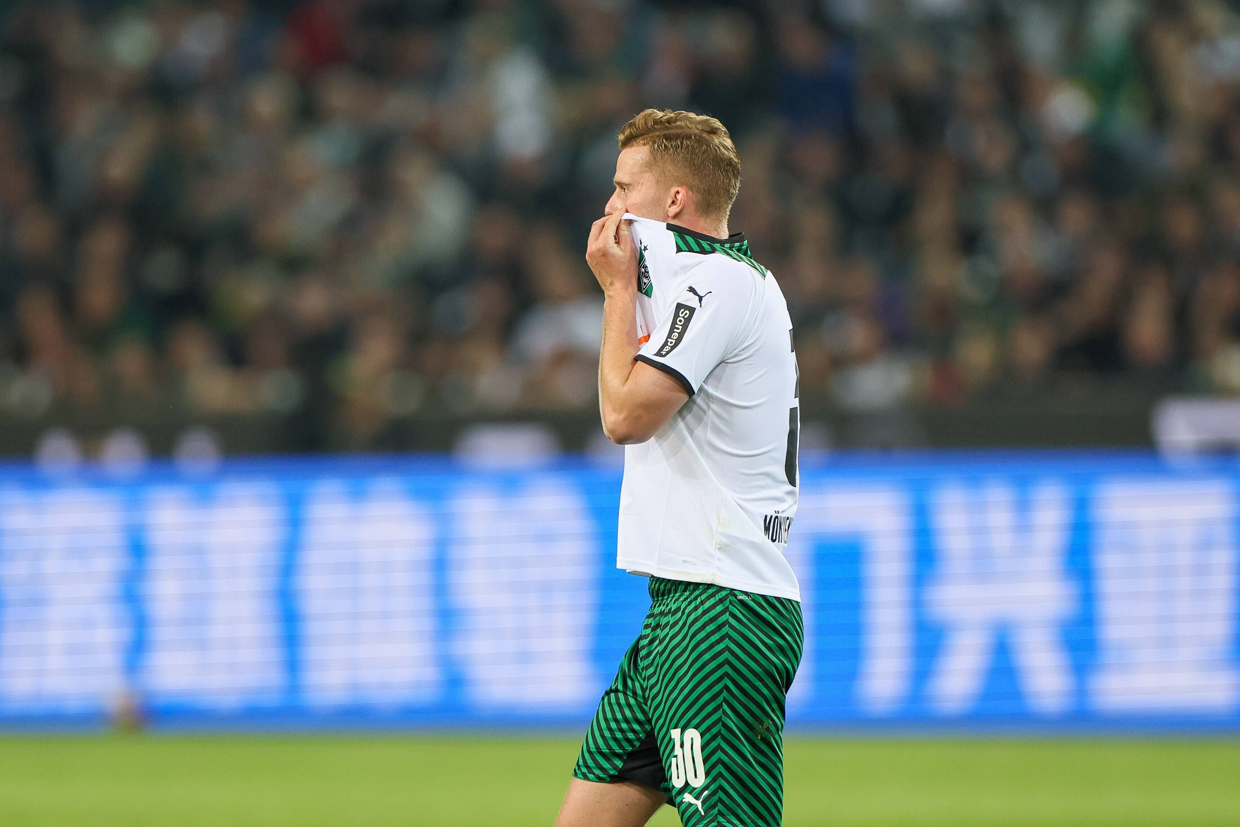 Nico Elvedi, Verteidiger von Borussia Mönchengladbach, sah am Montagabend (3. Mai 2022) wegen einer Notbremse an Leipzigs Christopher Nkunku die Rote Karte.