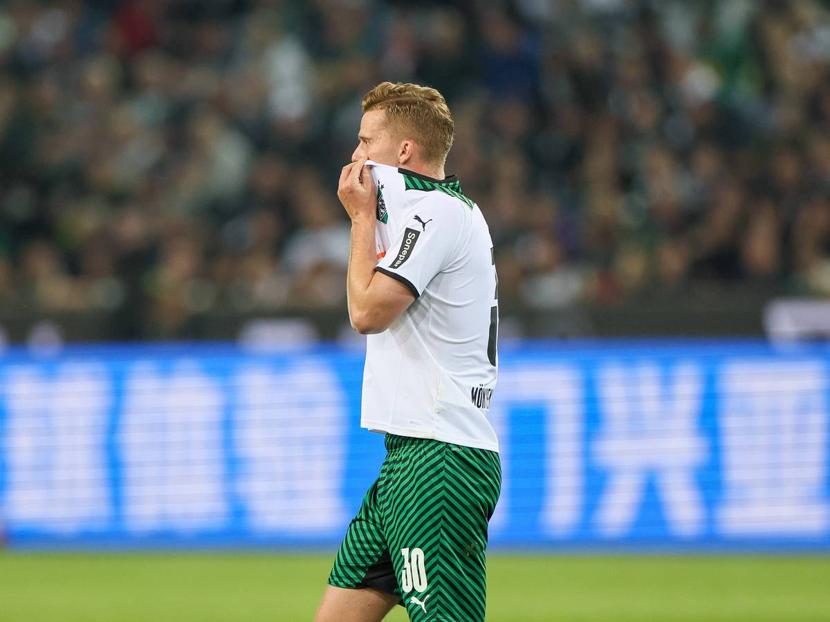 Nico Elvedi, Verteidiger von Borussia Mönchengladbach, sah am Montagabend (3. Mai 2022) wegen einer Notbremse an Leipzigs Christopher Nkunku die Rote Karte.