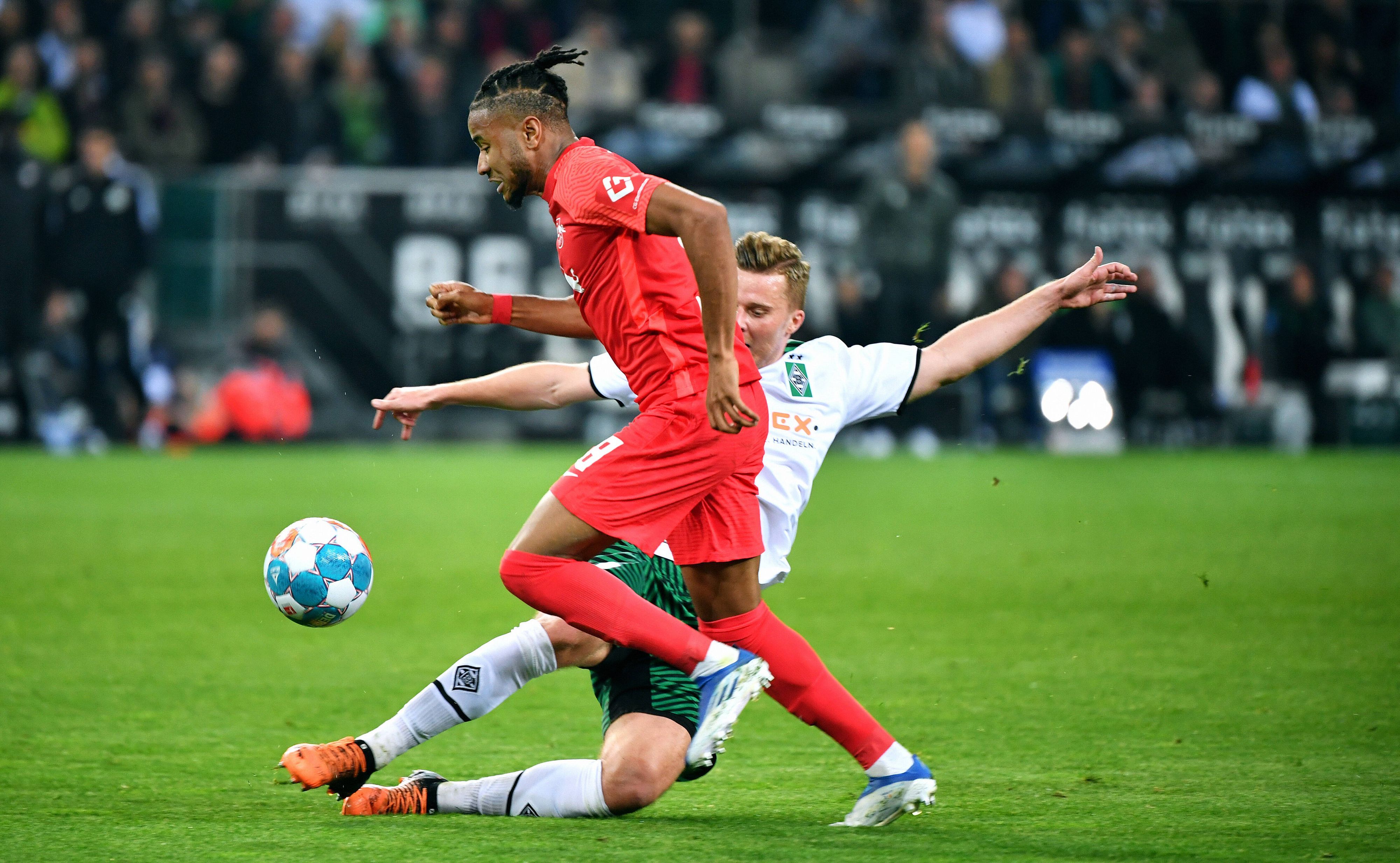 Nico Elvedi von Borussia Mönchengladbach sah im Spiel gegen RB Leipzig am Montag (2. Mai 2022) nach einer Notbremse an Christopher Nkunku die Rote Karte.