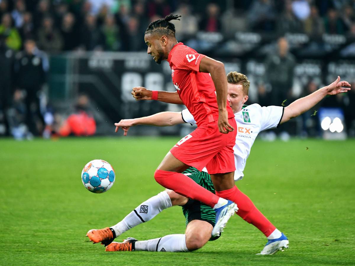 Nico Elvedi von Borussia Mönchengladbach sah im Spiel gegen RB Leipzig am Montag (2. Mai 2022) nach einer Notbremse an Christopher Nkunku die Rote Karte.