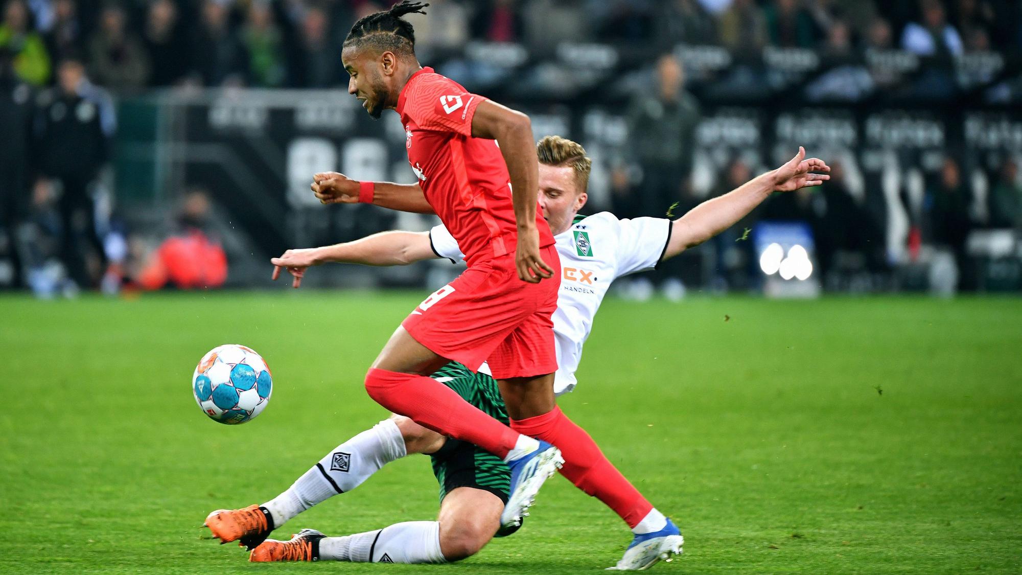 Nico Elvedi von Borussia Mönchengladbach sah im Spiel gegen RB Leipzig am Montag (2. Mai 2022) nach einer Notbremse an Christopher Nkunku die Rote Karte.
