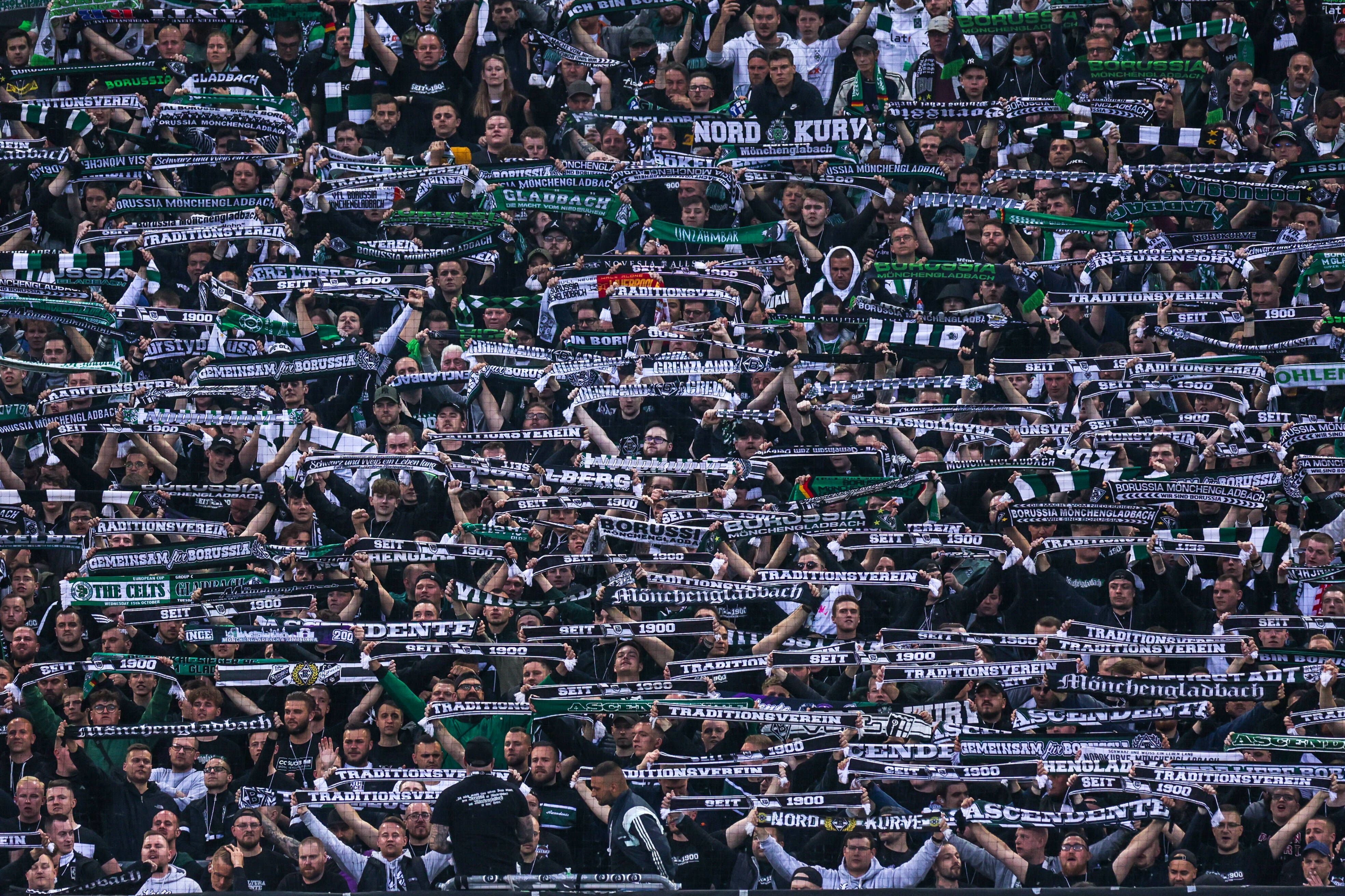 Die Fans von Borussia Mönchengladbach feierten am Montagabend (2. Mai 2022) einen 3:1-Sieg gegen RB Leipzig. Auch im Netz zeigten die Gladbach-Anhänger später ihre Begeisterung.