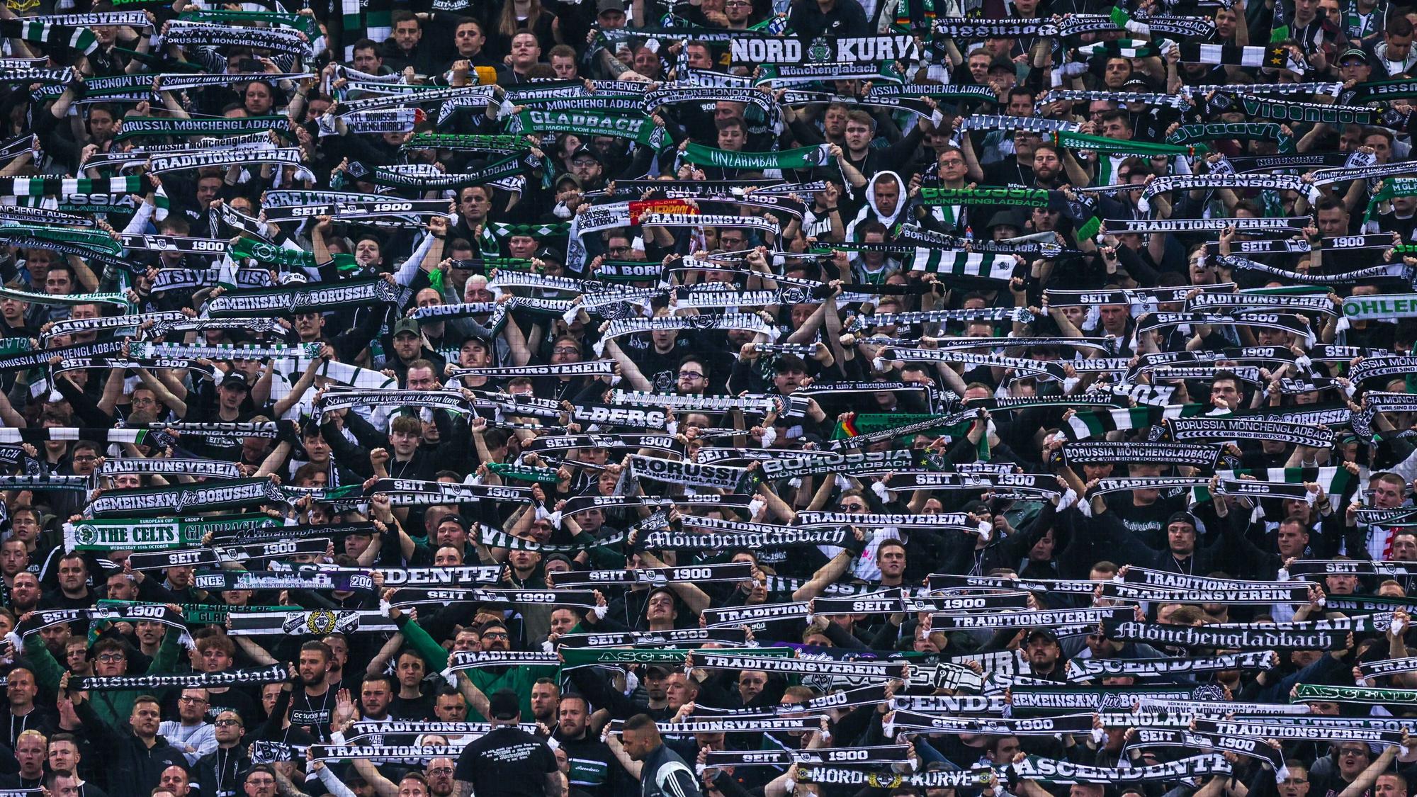 Die Fans von Borussia Mönchengladbach feierten am Montagabend (2. Mai 2022) einen 3:1-Sieg gegen RB Leipzig. Auch im Netz zeigten die Gladbach-Anhänger später ihre Begeisterung.