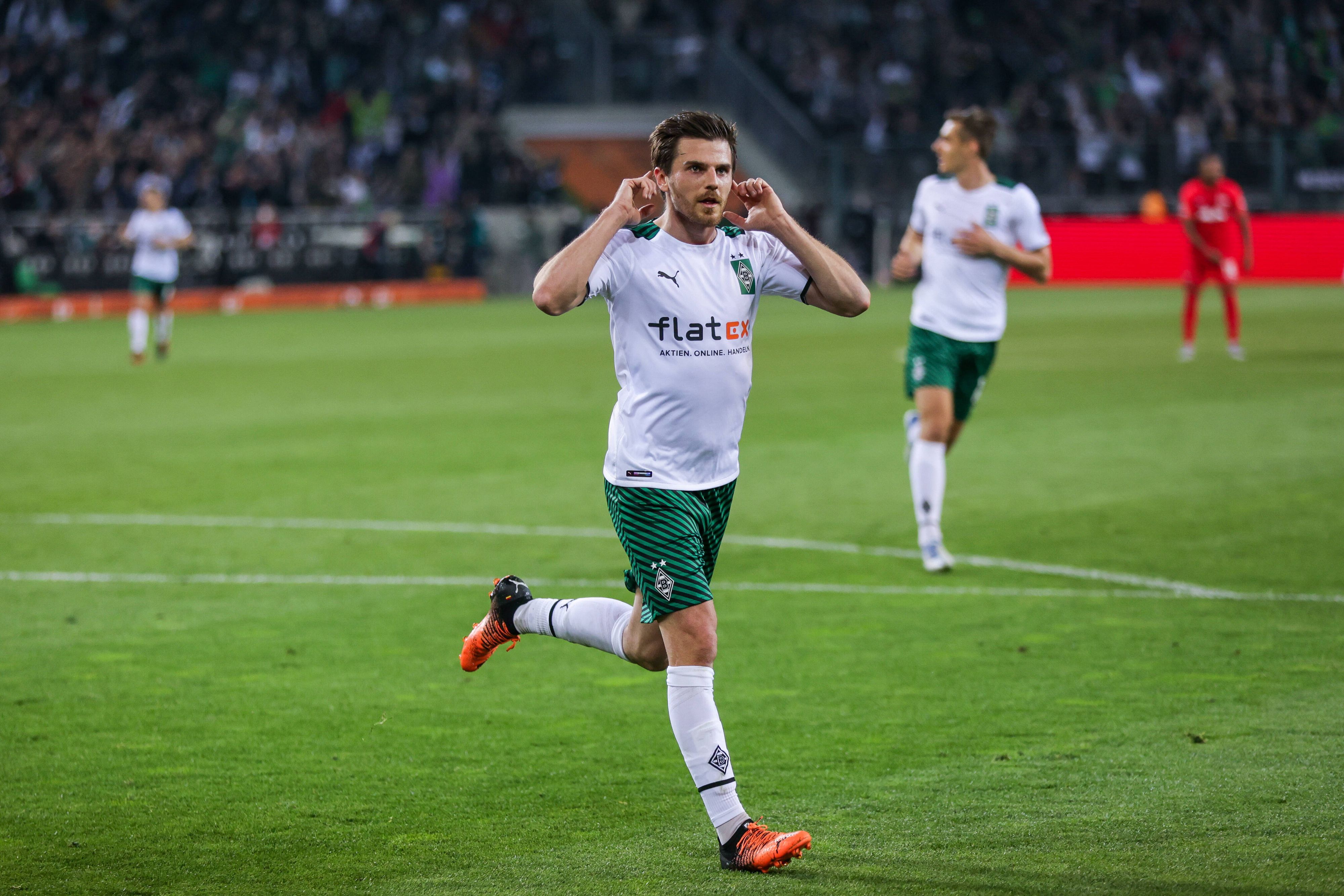 Jonas Hofmann von Borussia Mönchengladbach traf beim Match gegen RB Leipzig am Montag (2. Mai 2022) gleich doppelt. Das Foto zeigt ihn beim Torjubel zum 2:1 in der Nachspielzeit der ersten Hälfte.