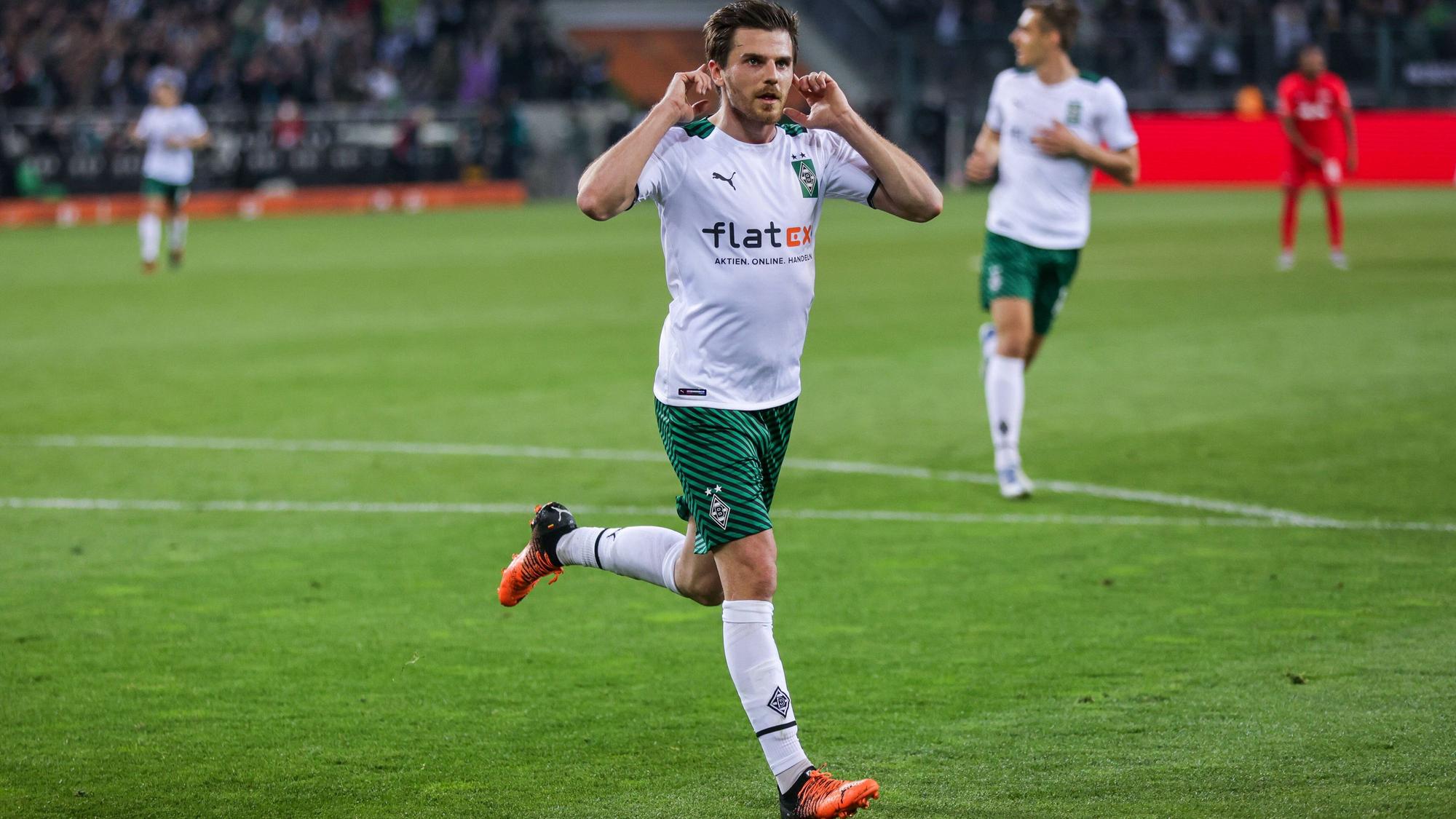 Jonas Hofmann von Borussia Mönchengladbach traf beim Match gegen RB Leipzig am Montag (2. Mai 2022) gleich doppelt. Das Foto zeigt ihn beim Torjubel zum 2:1 in der Nachspielzeit der ersten Hälfte.