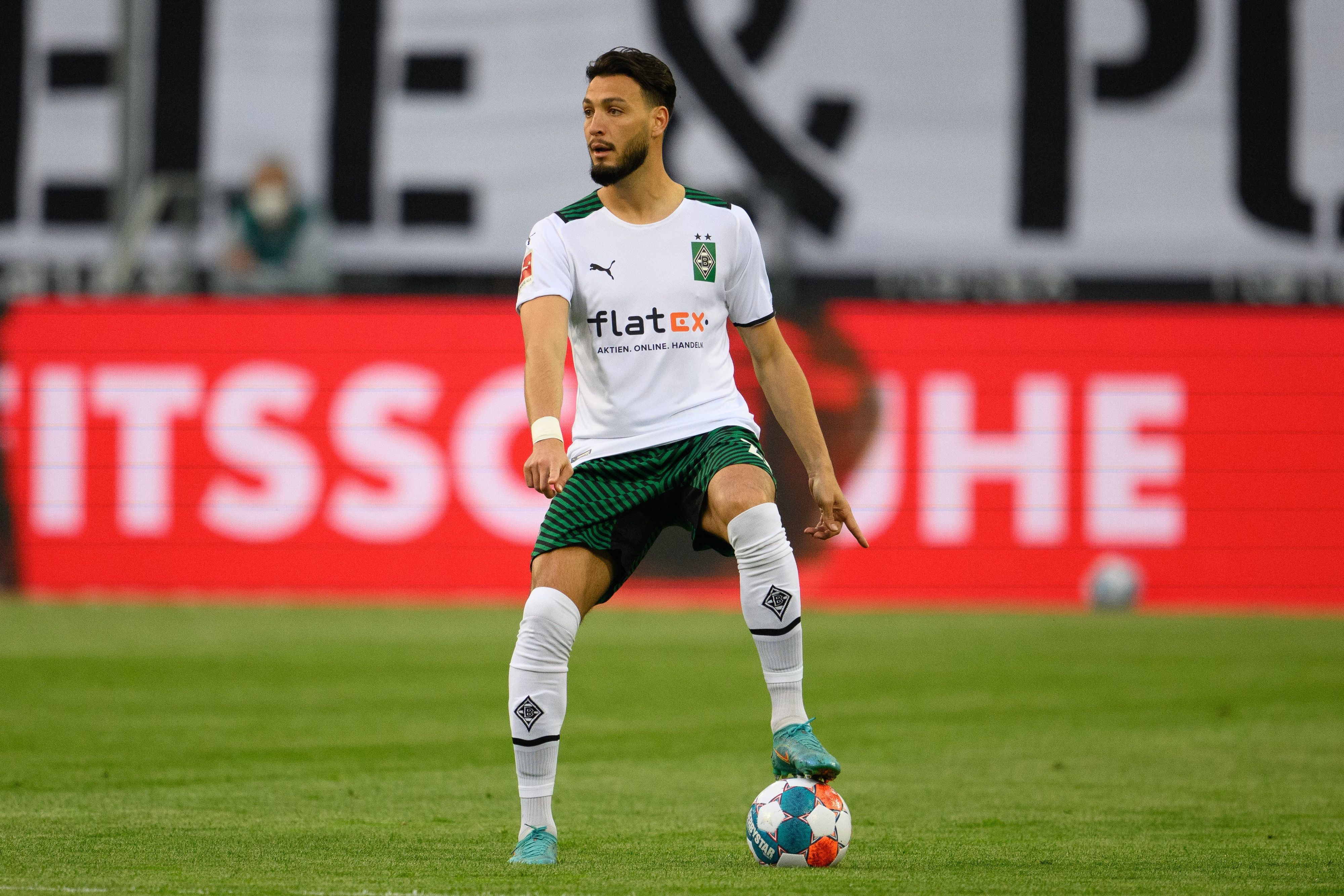 Ramy Bensebaini von Borussia Mönchengladbach, hier bei Duell gegen RB Leipzig am 2. Mai 2022, soll vor einem Wechsel zum BVB stehen.
