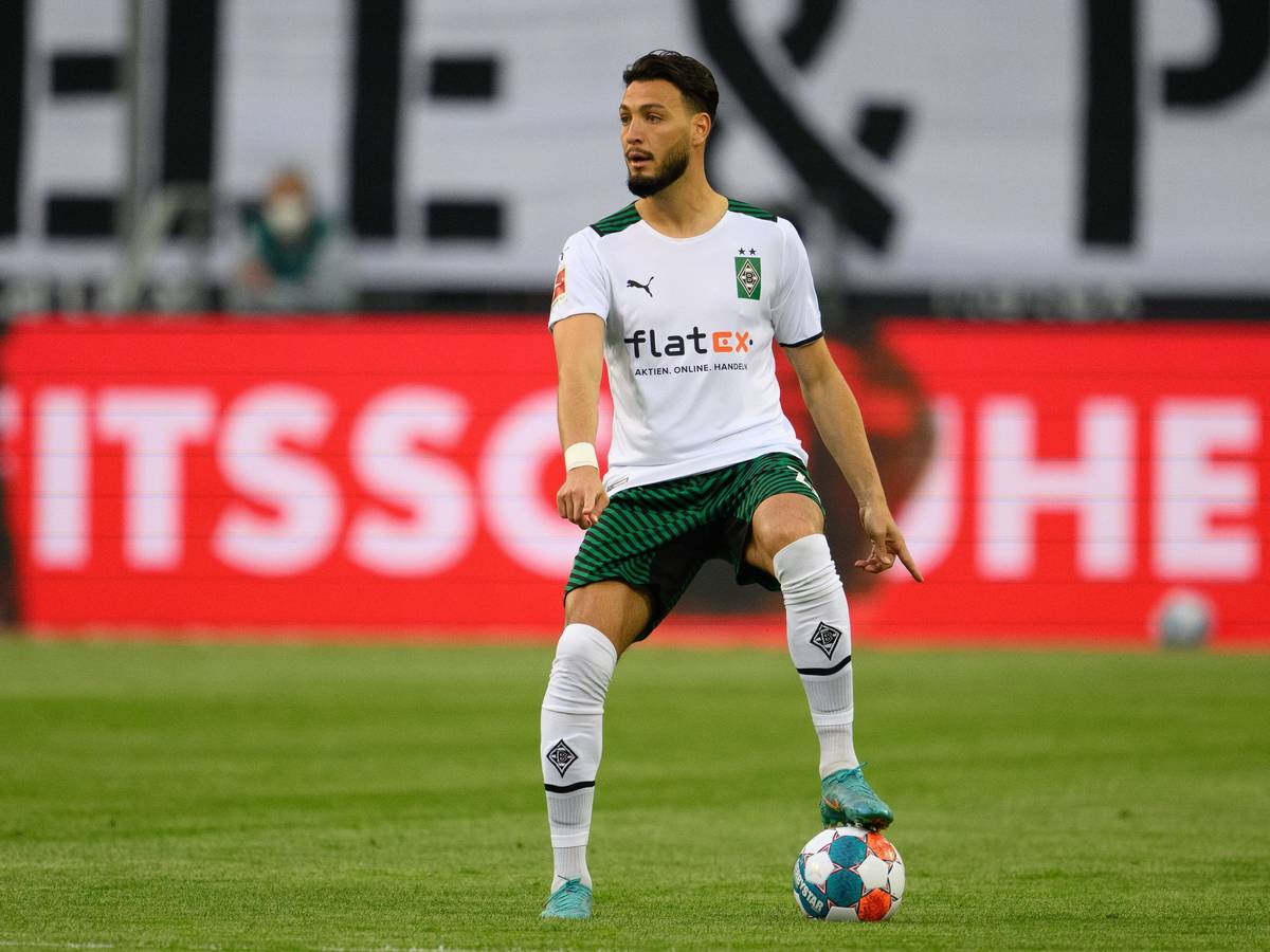 Ramy Bensebaini von Borussia Mönchengladbach, hier bei Duell gegen RB Leipzig am 2. Mai 2022, soll vor einem Wechsel zum BVB stehen.