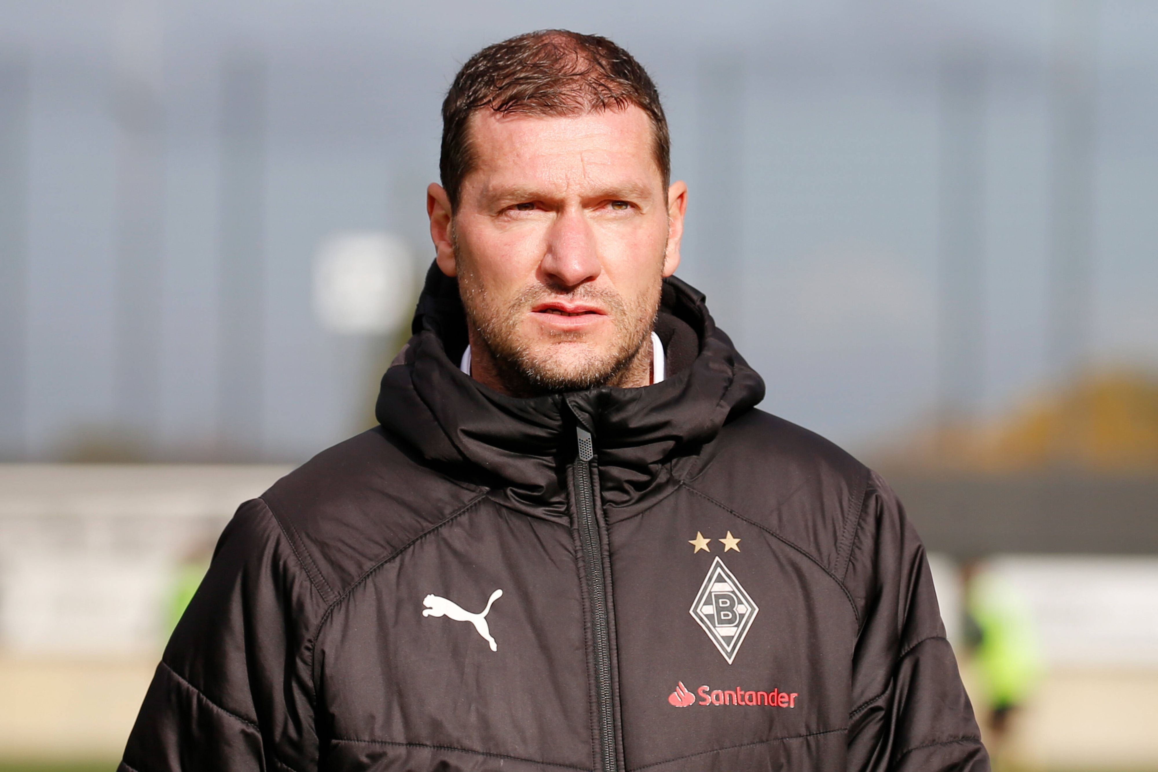 Sascha Eickel, hier zu sehen am 3. Oktober 2021 im Borussia-Park, trainiert bislang die U19 von Borussia Mönchengladbach. Eickel schaut nach vorne und trägt eine Jacke.
