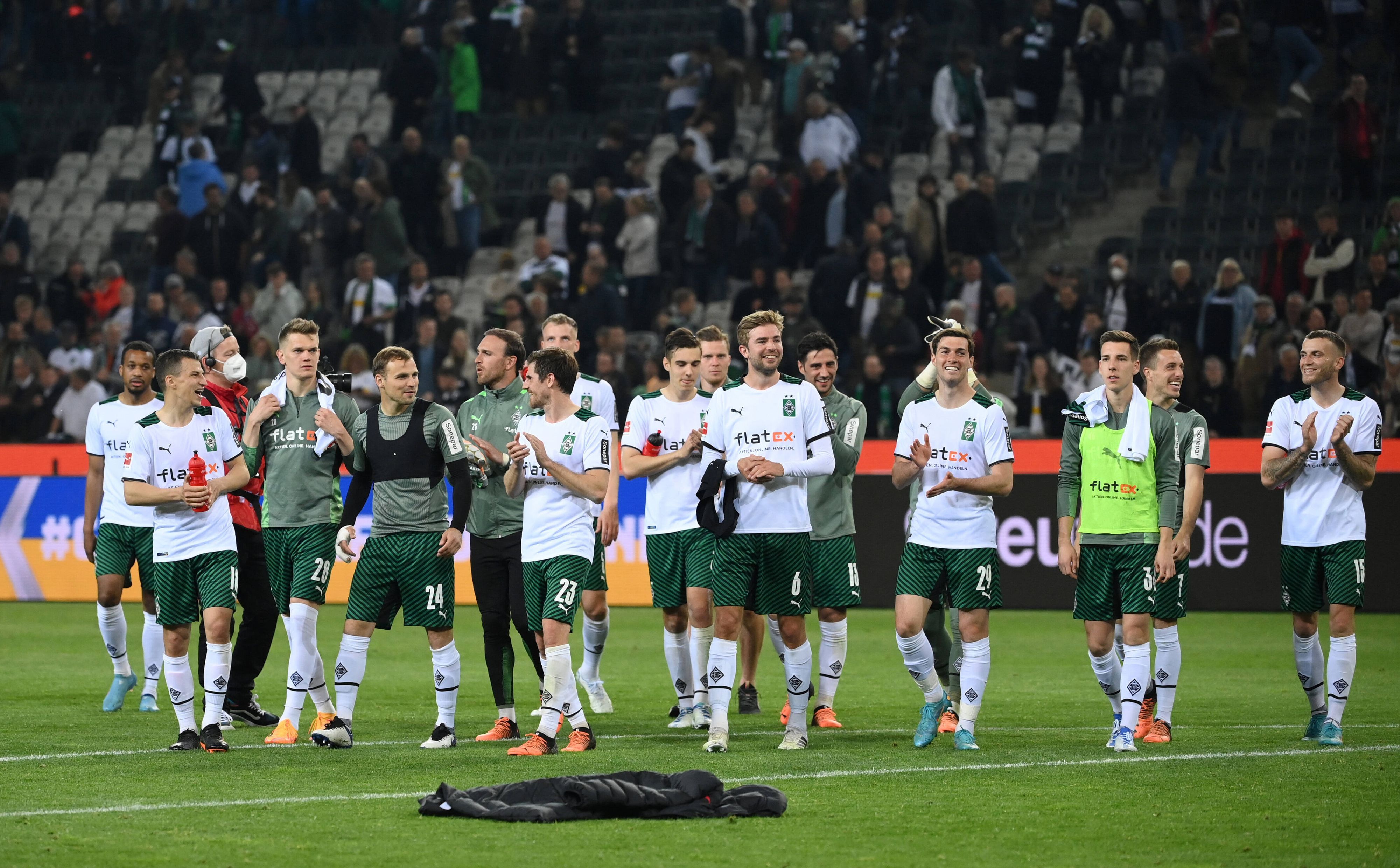 Die Spieler von Borussia Mönchengladbach bedanken sich nach dem 3:1-Sieg in der Fußball-Bundesliga gegen RB Leipzig (2. Mai 2022) bei den Fans im Borussia-Park für die Unterstützung. Die Profis klatschen teilweise in die Hände.