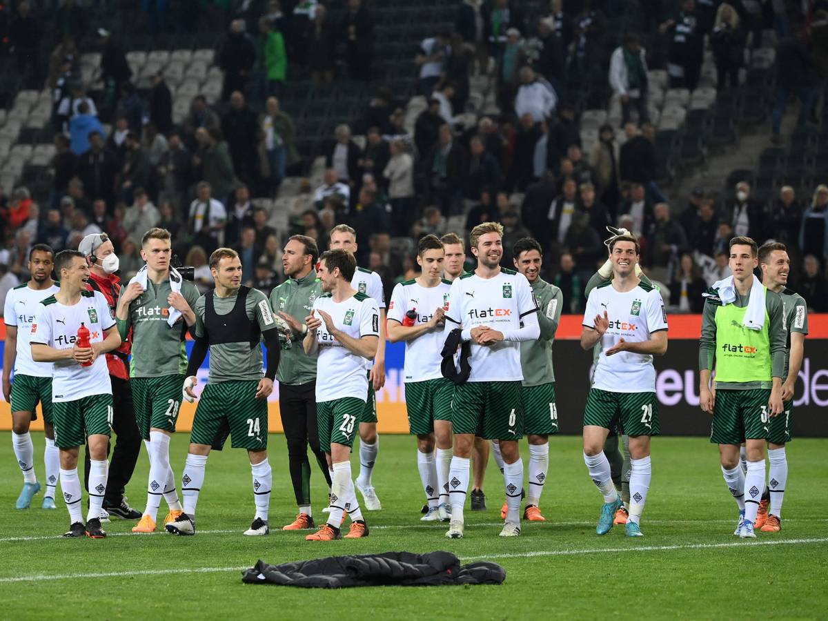 Die Spieler von Borussia Mönchengladbach bedanken sich nach dem 3:1-Sieg in der Fußball-Bundesliga gegen RB Leipzig (2. Mai 2022) bei den Fans im Borussia-Park für die Unterstützung. Die Profis klatschen teilweise in die Hände.