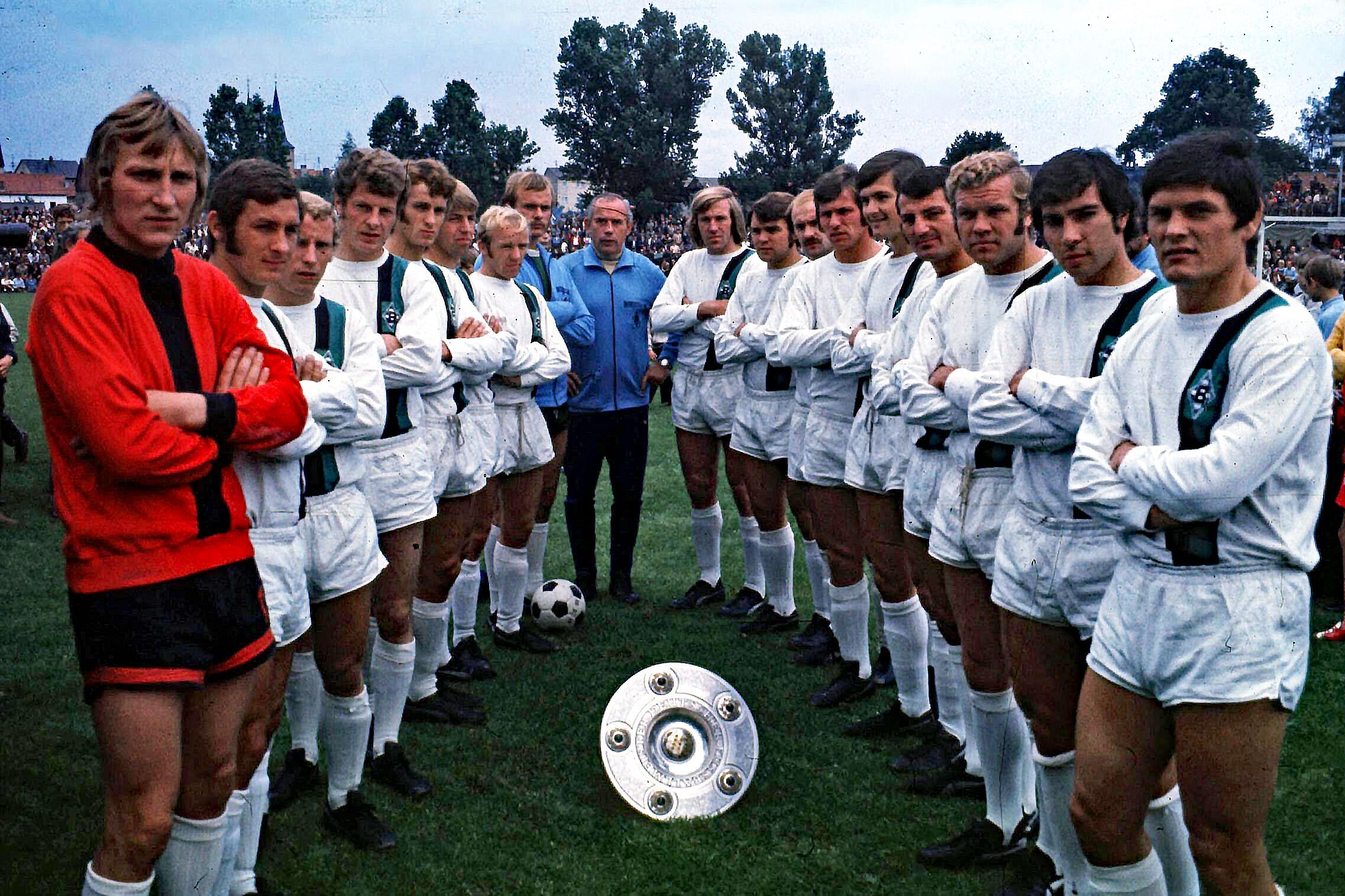 Die Bundesliga-Mannschaft von Borussia Mönchengladbach am 10. Juni 1971. Zu sehen sind Weisweiler, Netzer, Vogts, Heynckes, Bonhof, Kleff und Co. Die Meisterschale ist auf dem Rasen zu sehen.