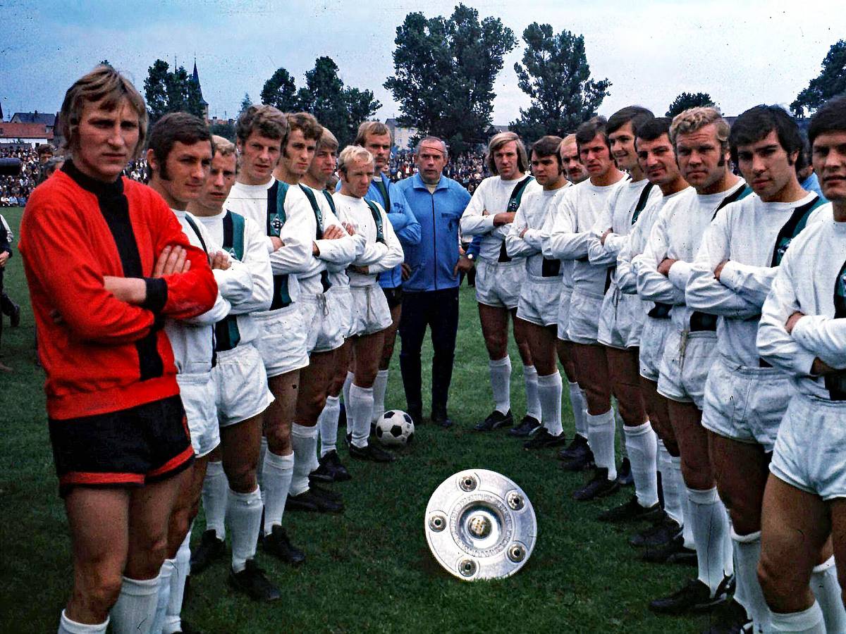 Die Bundesliga-Mannschaft von Borussia Mönchengladbach am 10. Juni 1971. Zu sehen sind Weisweiler, Netzer, Vogts, Heynckes, Bonhof, Kleff und Co. Die Meisterschale ist auf dem Rasen zu sehen.