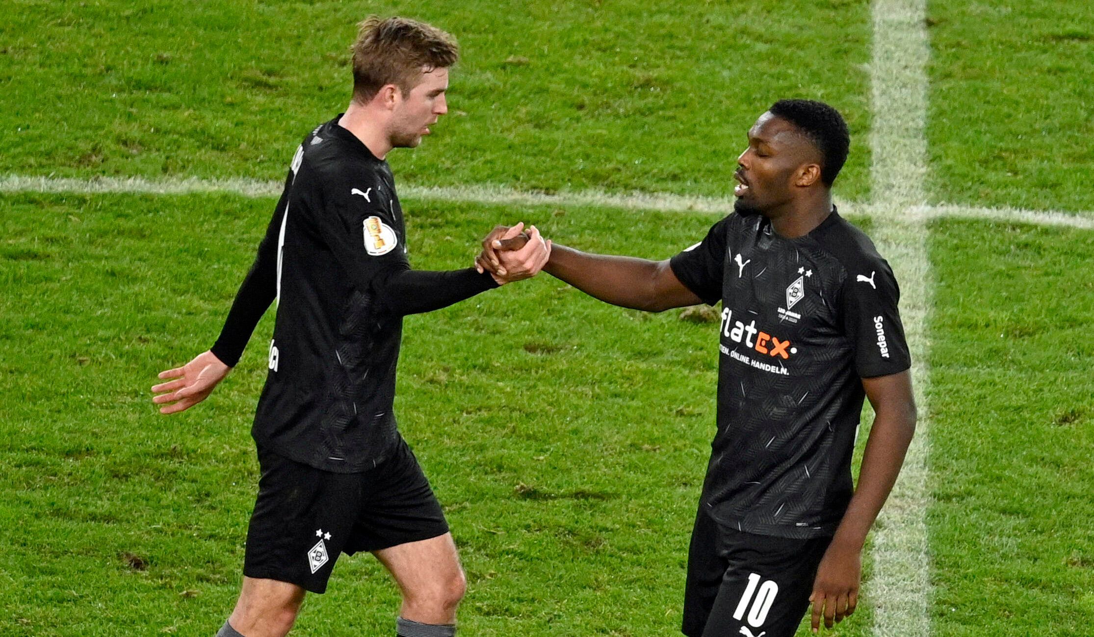 Die Gladbach-Profis Christoph Kramer (l.) und Marcus Thuram (r.) klatschen sich ab. Dieses Foto aus Stuttgart stammt vom 3. Februar 2021. Thuram hat im DFB-Pokal getroffen.