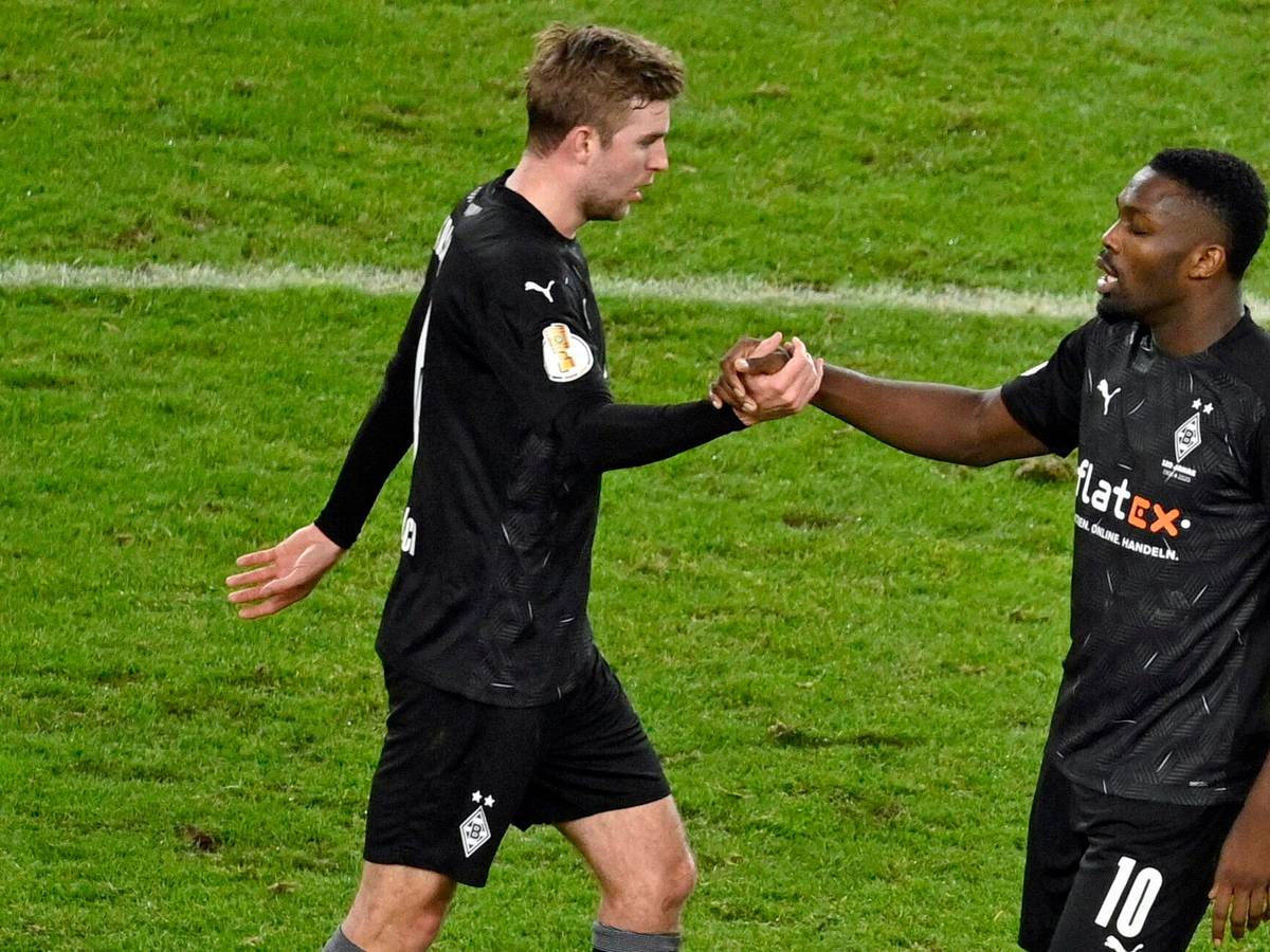 Die Gladbach-Profis Christoph Kramer (l.) und Marcus Thuram (r.) klatschen sich ab. Dieses Foto aus Stuttgart stammt vom 3. Februar 2021. Thuram hat im DFB-Pokal getroffen.