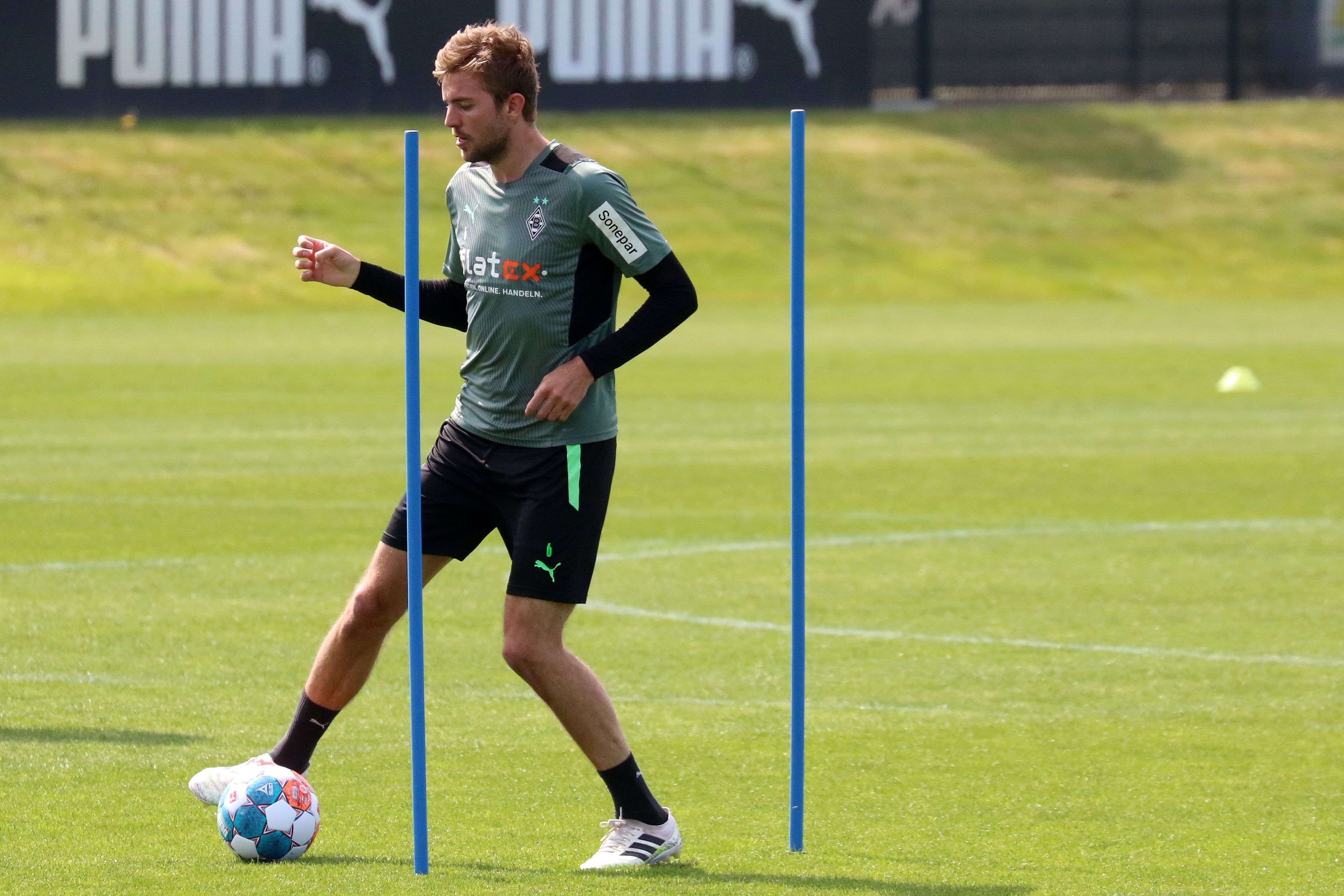 Christoph Kramer von Borussia Mönchengladbach am 5. Mai 2022 während des Profi-Trainings im Borussia-Park. Der Mittelfeldspieler umkurvt mit dem Ball am Fuß einige Übungsstangen.
