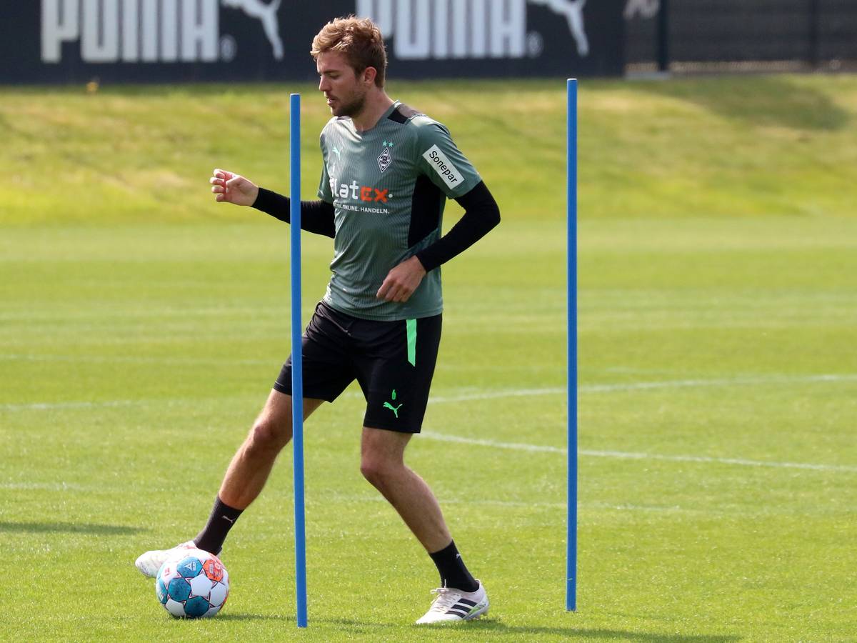 Christoph Kramer von Borussia Mönchengladbach am 5. Mai 2022 während des Profi-Trainings im Borussia-Park. Der Mittelfeldspieler umkurvt mit dem Ball am Fuß einige Übungsstangen.