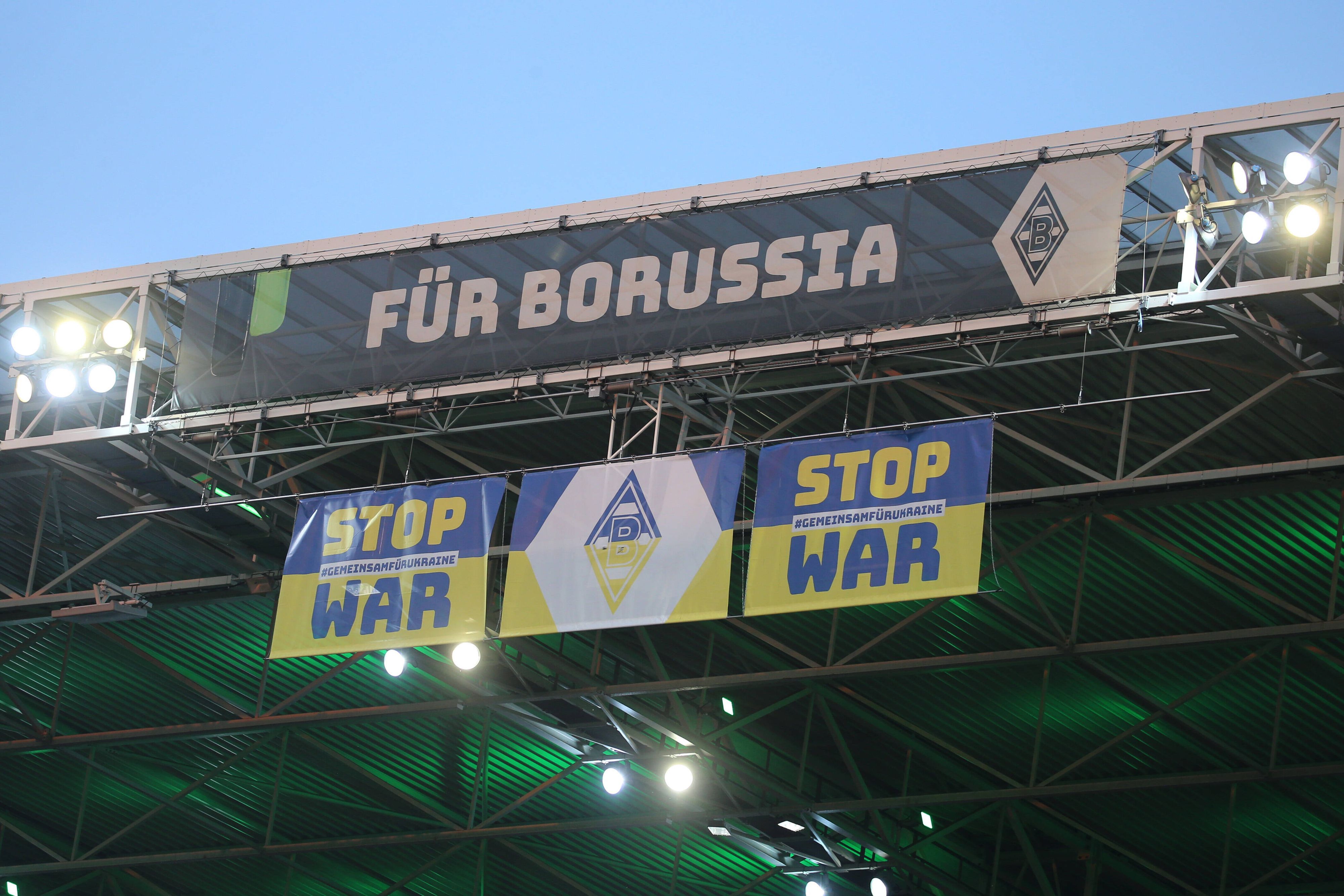 Ein „Stop War“-Banner im Borussia-Park. Diese Aufnahme stammt vom 2. Mai 2022 und ist rund um die Partie von Borussia Mönchengladbach gegen RB Leipzig entstanden. Das Banner ist am Tribünendach befestigt.