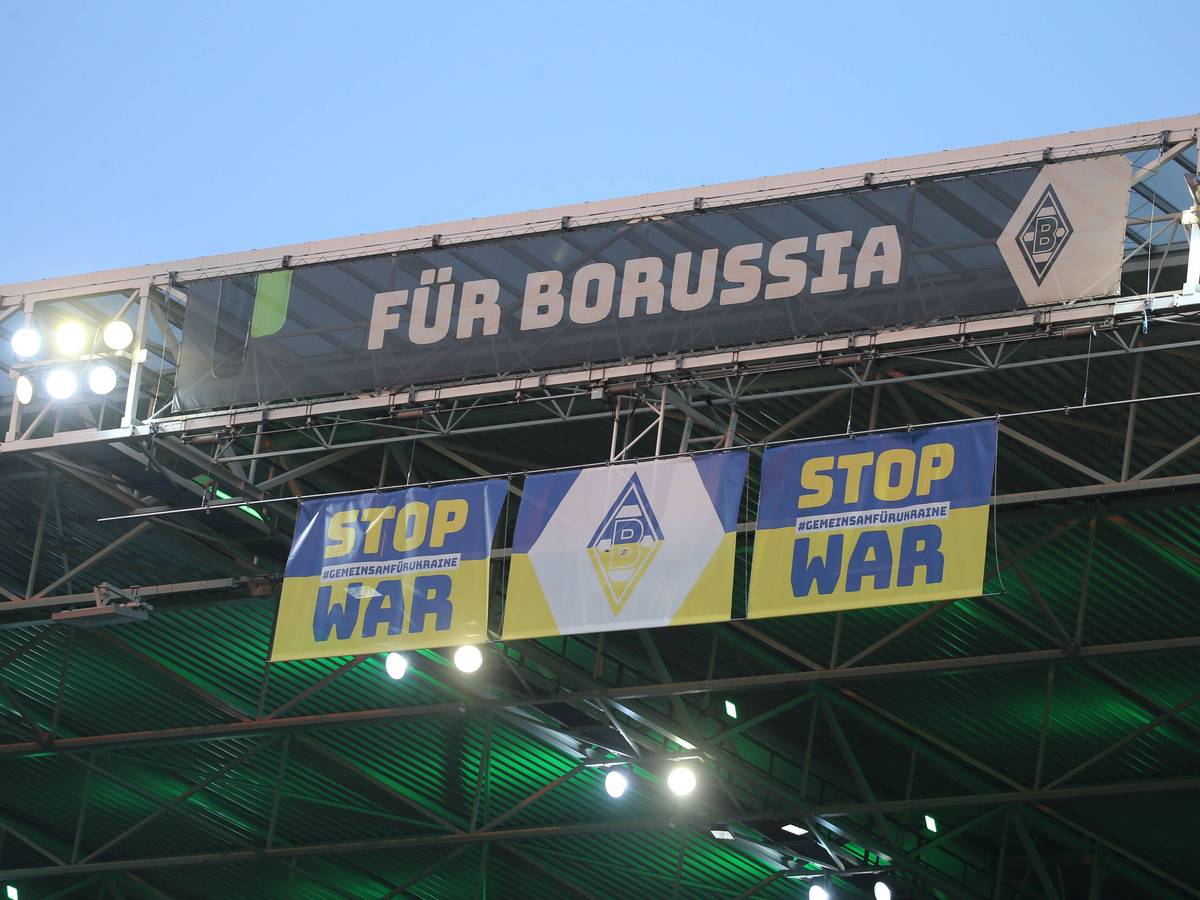 Ein „Stop War“-Banner im Borussia-Park. Diese Aufnahme stammt vom 2. Mai 2022 und ist rund um die Partie von Borussia Mönchengladbach gegen RB Leipzig entstanden. Das Banner ist am Tribünendach befestigt.