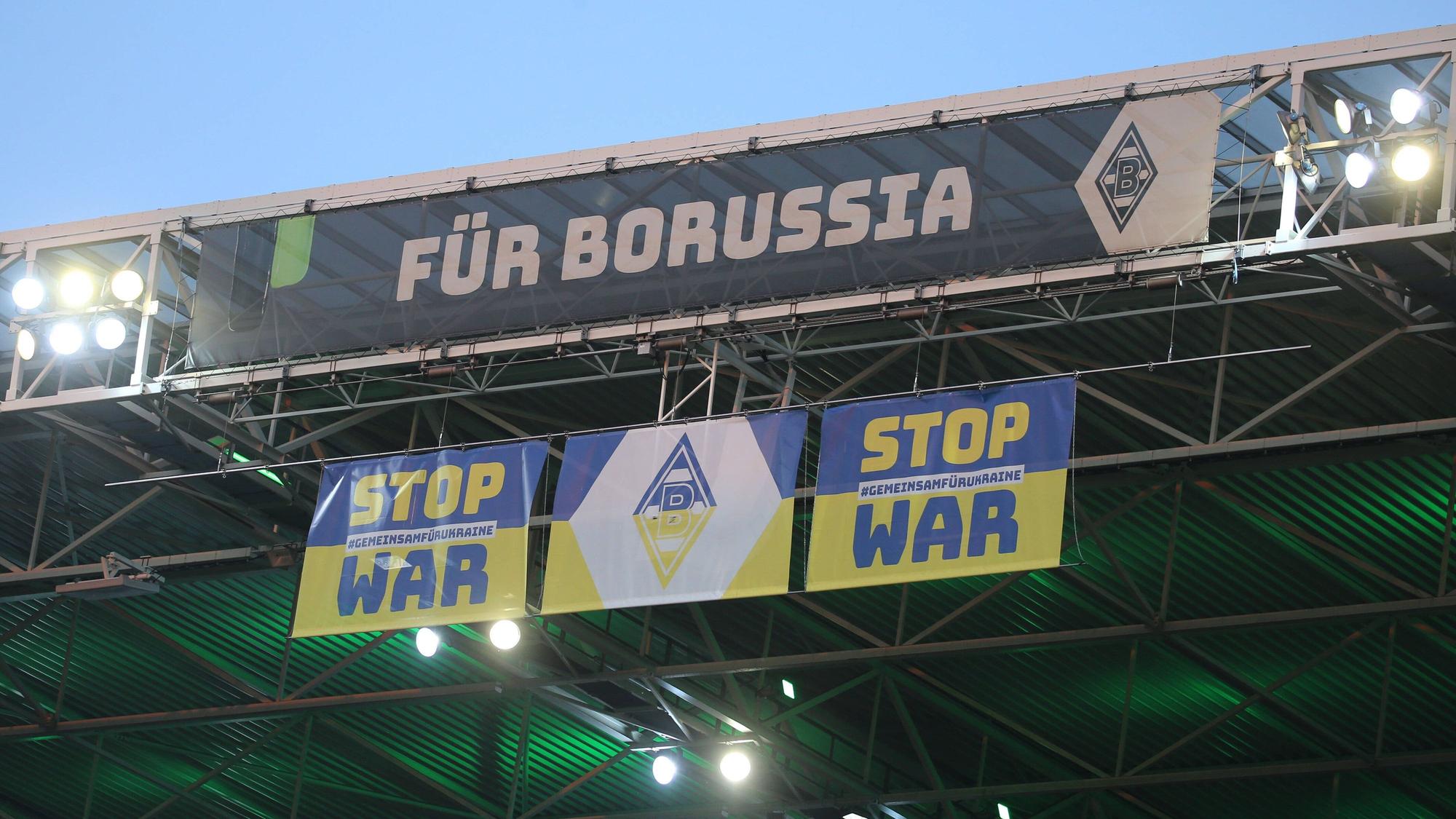 Ein „Stop War“-Banner im Borussia-Park. Diese Aufnahme stammt vom 2. Mai 2022 und ist rund um die Partie von Borussia Mönchengladbach gegen RB Leipzig entstanden. Das Banner ist am Tribünendach befestigt.