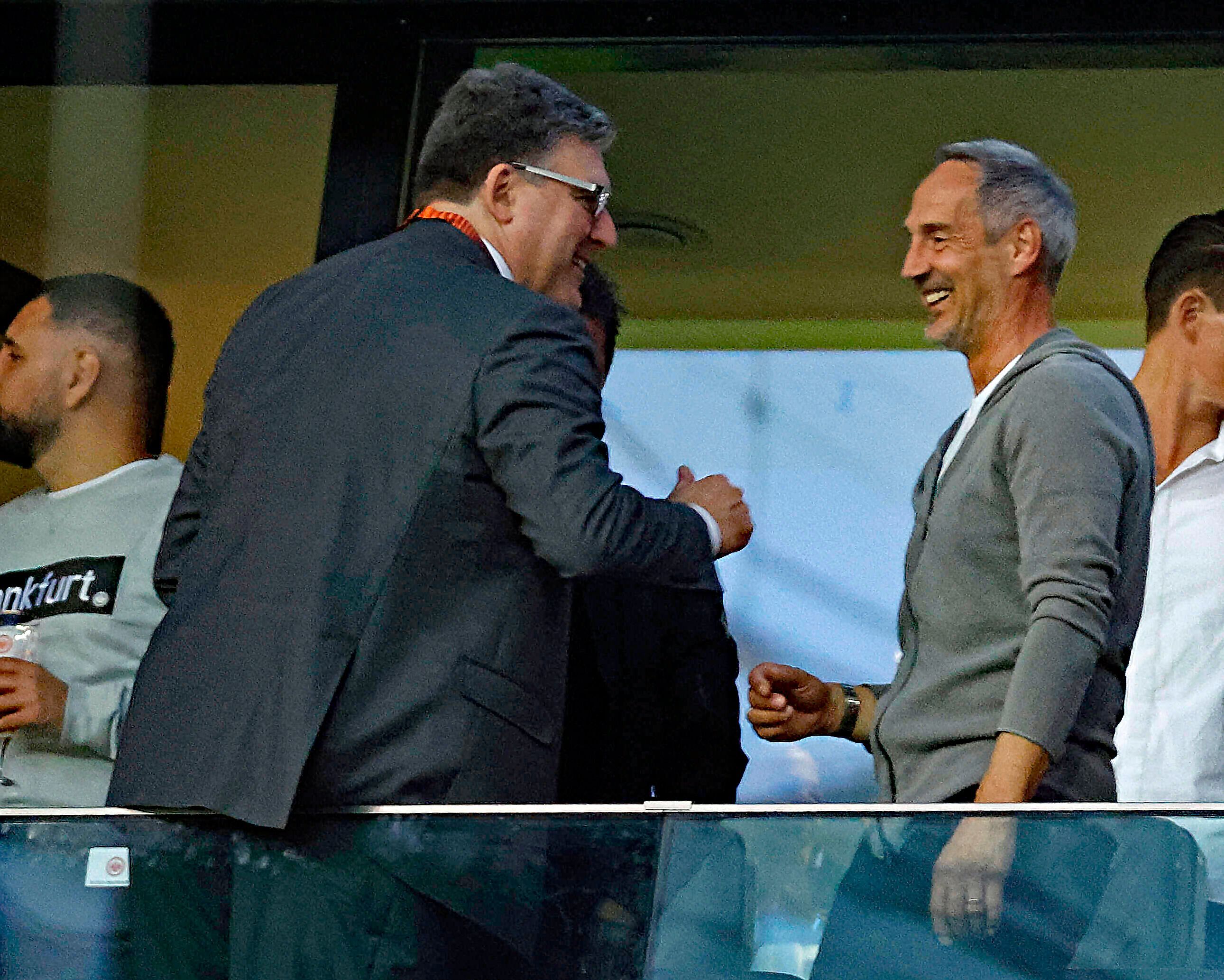 Gladbach-Trainer Adi Hütter (r.) beim Europa-League-Spiel von Eintracht Frankfurt gegen West Ham United am 5. Mai 2022 mit dem Vorstandsvorsitzenden Axel Hellmann (l.). Die beiden unterhalten sich auf der Tribüne im Stadion.