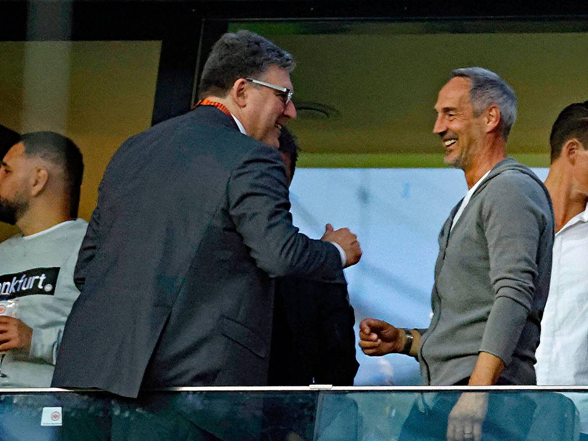 Gladbach-Trainer Adi Hütter (r.) beim Europa-League-Spiel von Eintracht Frankfurt gegen West Ham United am 5. Mai 2022 mit dem Vorstandsvorsitzenden Axel Hellmann (l.). Die beiden unterhalten sich auf der Tribüne im Stadion.