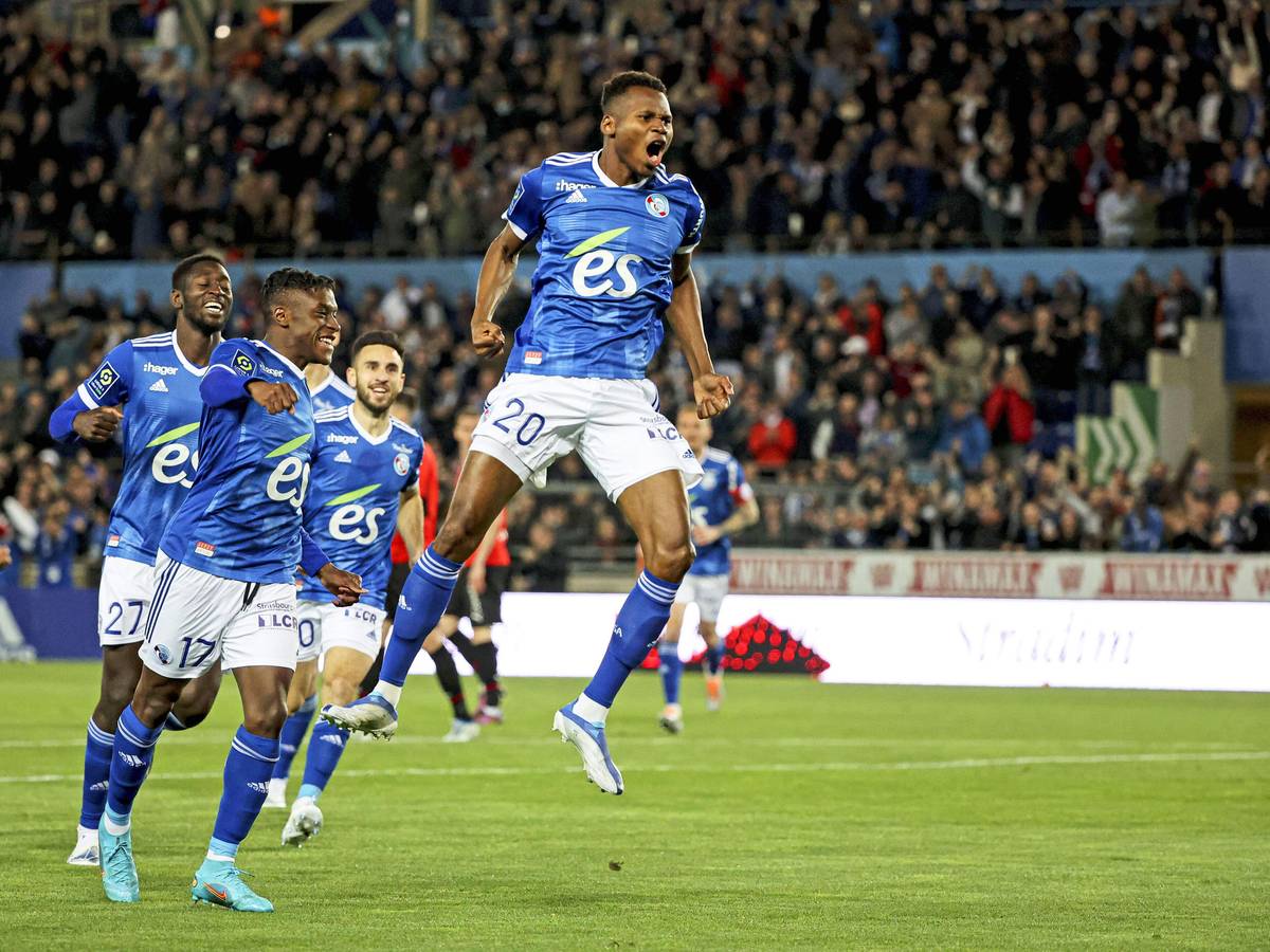Stürmer Habib Diallo bejubelt am 20. April 2022 seinen Treffer im Trikot von Racing Straßburg im Liga-Duell mit Stade Rennes. Die Mitspieler rennen freudestrahlend zu ihm.