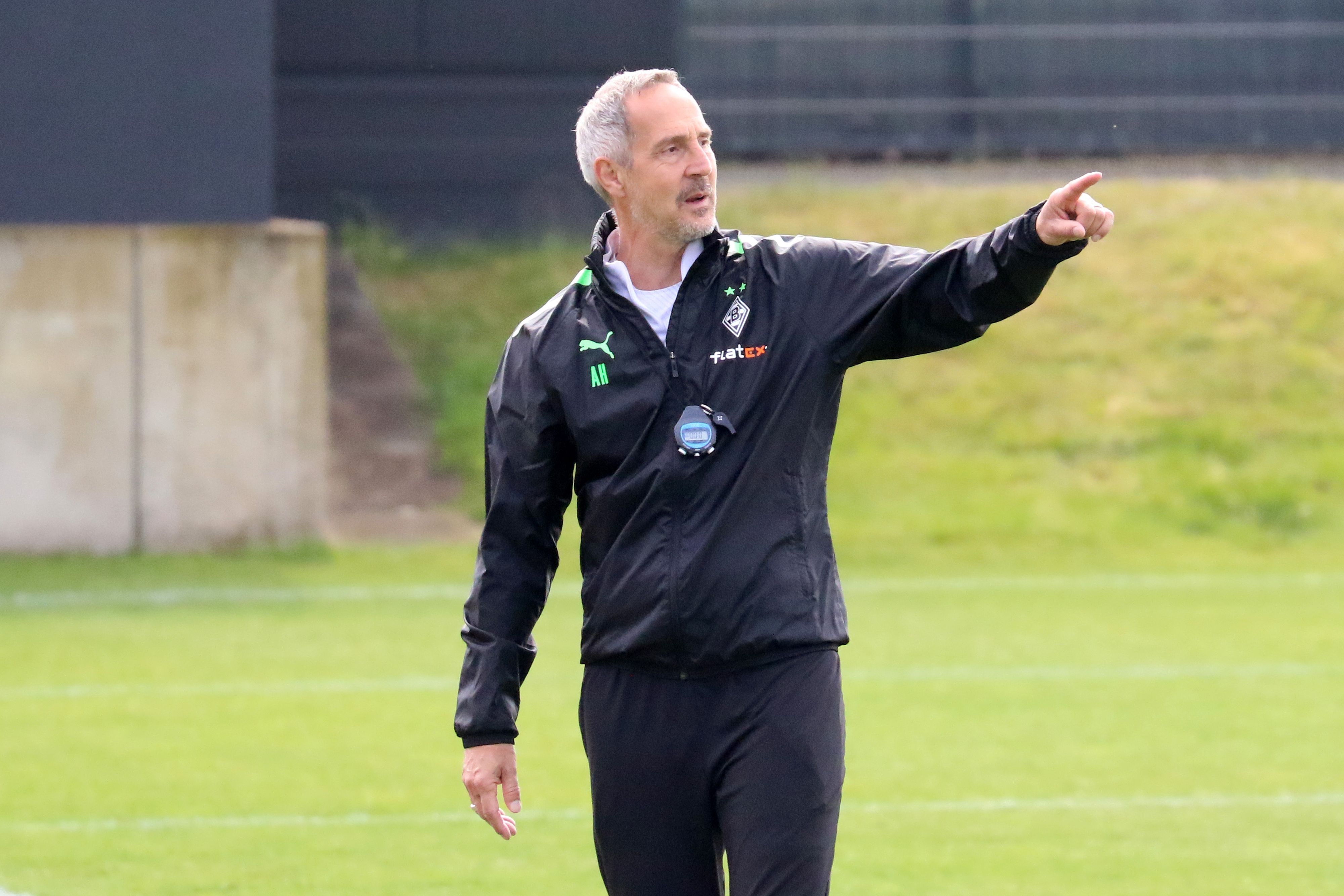 Adi Hütter, Cheftrainer von Borussia Mönchengladbach, während einer Trainingseinheit am 5. Mai 2022 im Borussia-Park. Hütter zeigt etwas an.
