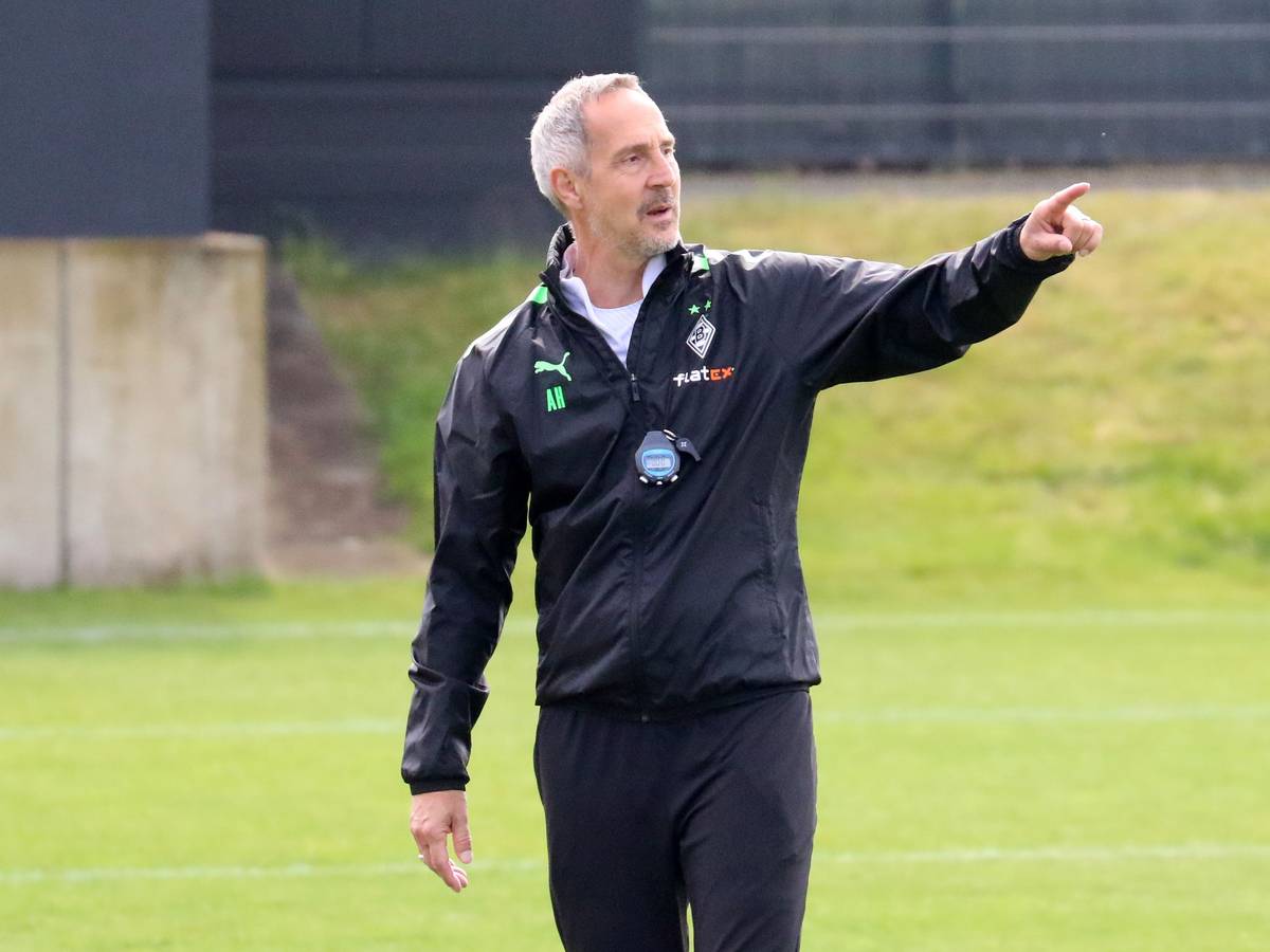 Adi Hütter, Cheftrainer von Borussia Mönchengladbach, während einer Trainingseinheit am 5. Mai 2022 im Borussia-Park. Hütter zeigt etwas an.