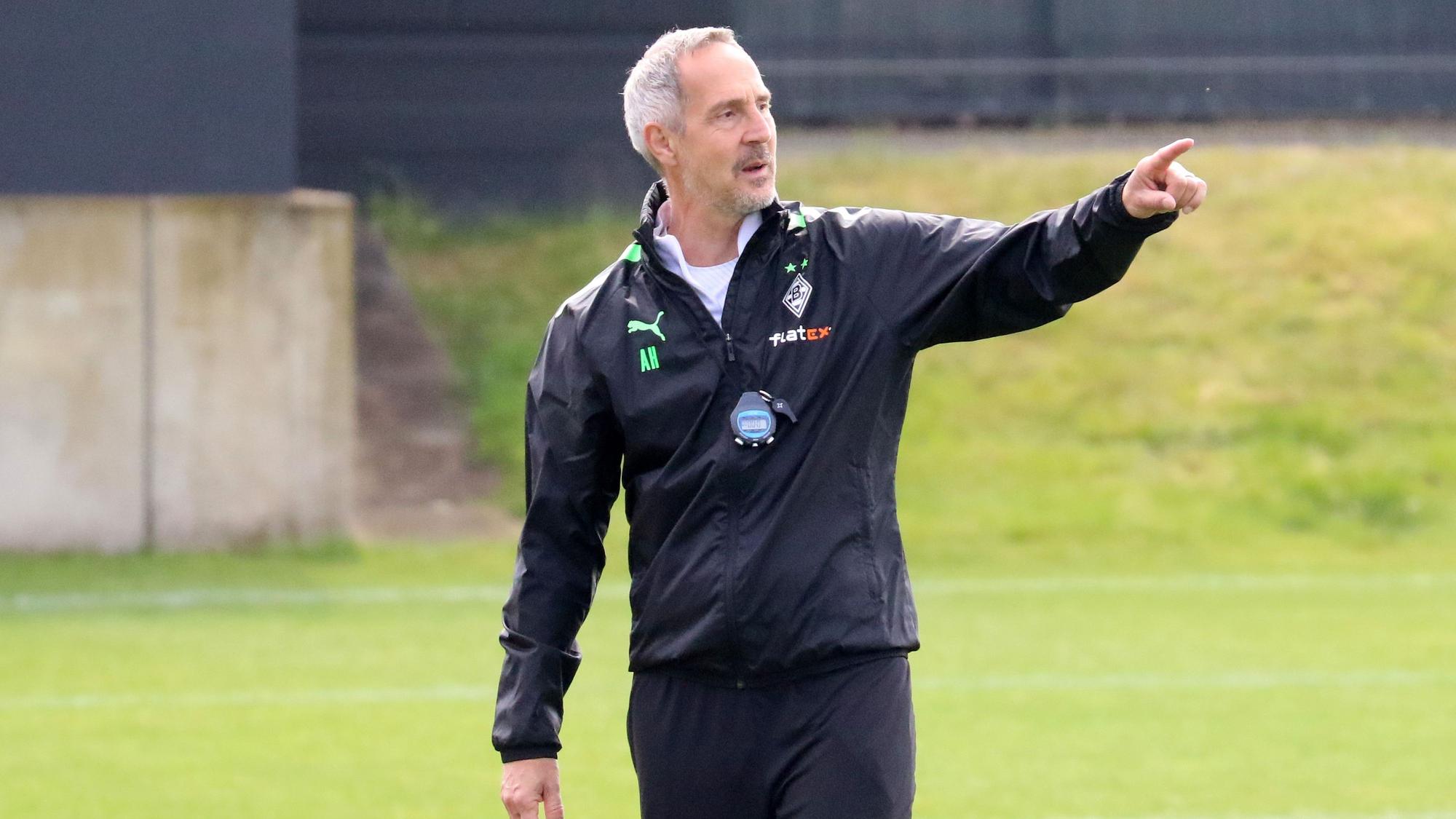 Adi Hütter, Cheftrainer von Borussia Mönchengladbach, während einer Trainingseinheit am 5. Mai 2022 im Borussia-Park. Hütter zeigt etwas an.