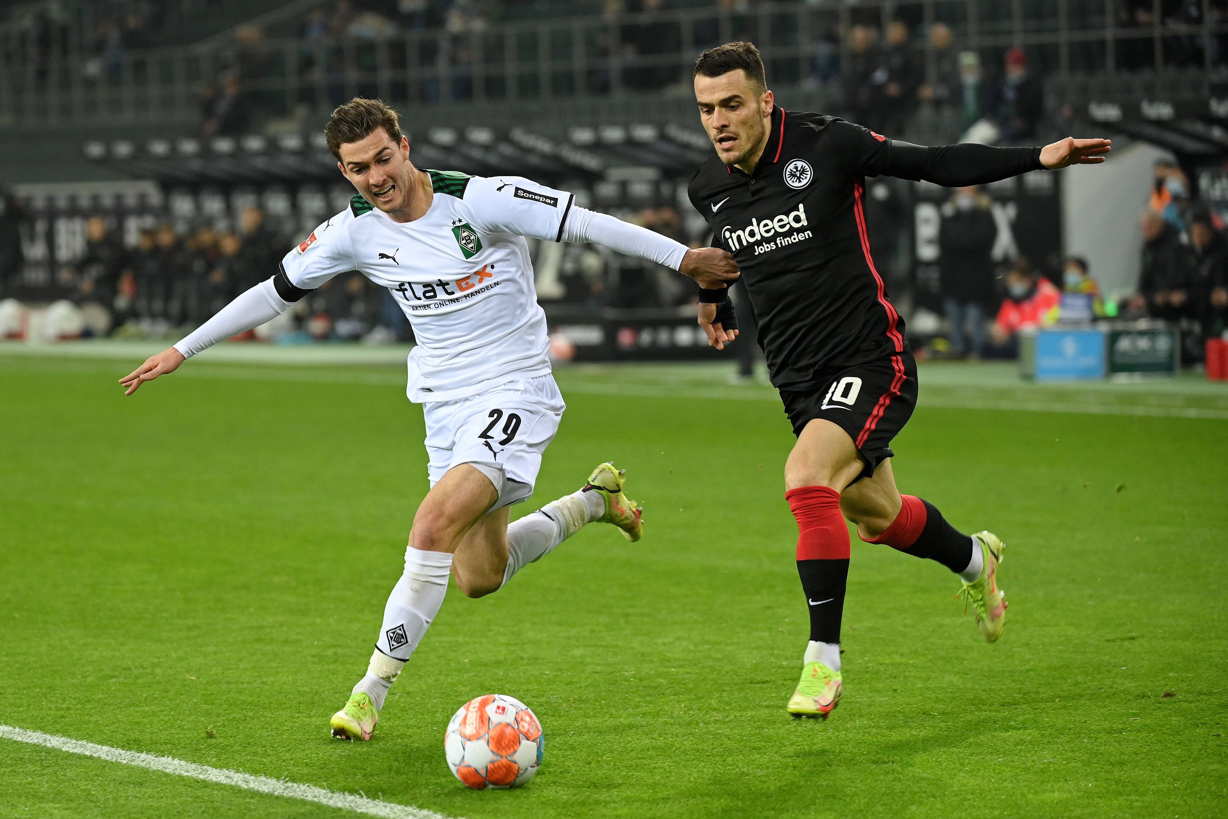 Joe Scally von Borussia Mönchengladbach im Zweikampf mit Filip Kostic von Eintracht Frankfurt im Bundesliga-Duell am 15. Dezember 2021 im Borussia-Park.