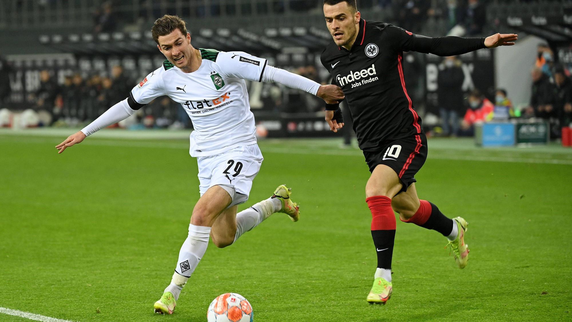Joe Scally von Borussia Mönchengladbach im Zweikampf mit Filip Kostic von Eintracht Frankfurt im Bundesliga-Duell am 15. Dezember 2021 im Borussia-Park.
