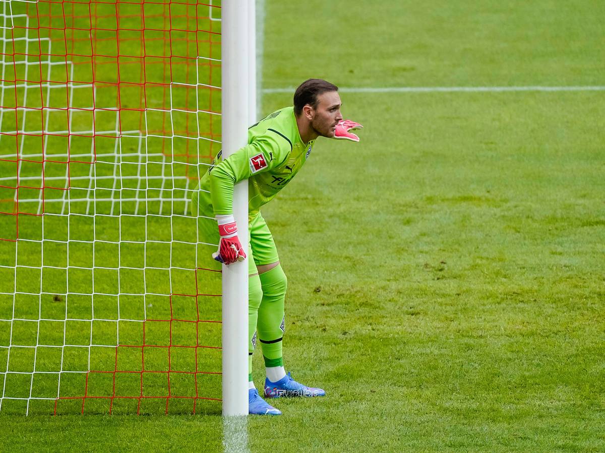 Tobias Sippel hütet am heutigen Sonntag (8. Mai 2022) das Tor von Borussia Mönchengladbach während des Bundesliga-Duells bei Eintracht Frankfurt. Dieses Foto stammt vom 28. Juli 2021. Sippel steht am Torpfosten.