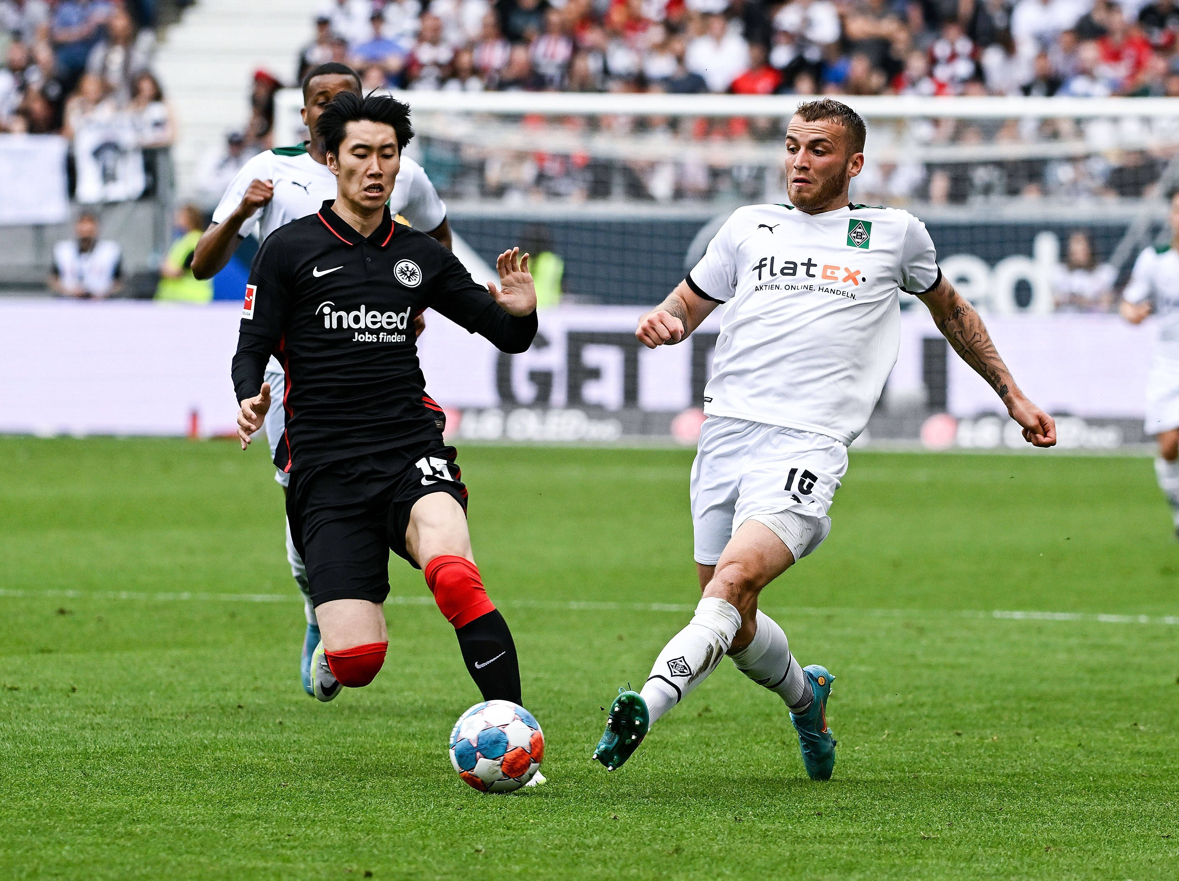 Gladbachs Jordan Beyer am 8. Mai 2022 im Zweikampf mit Frankfurts Daichi Kamada.