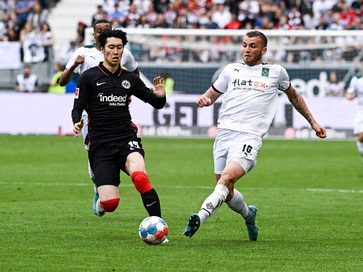 Gladbachs Jordan Beyer am 8. Mai 2022 im Zweikampf mit Frankfurts Daichi Kamada.