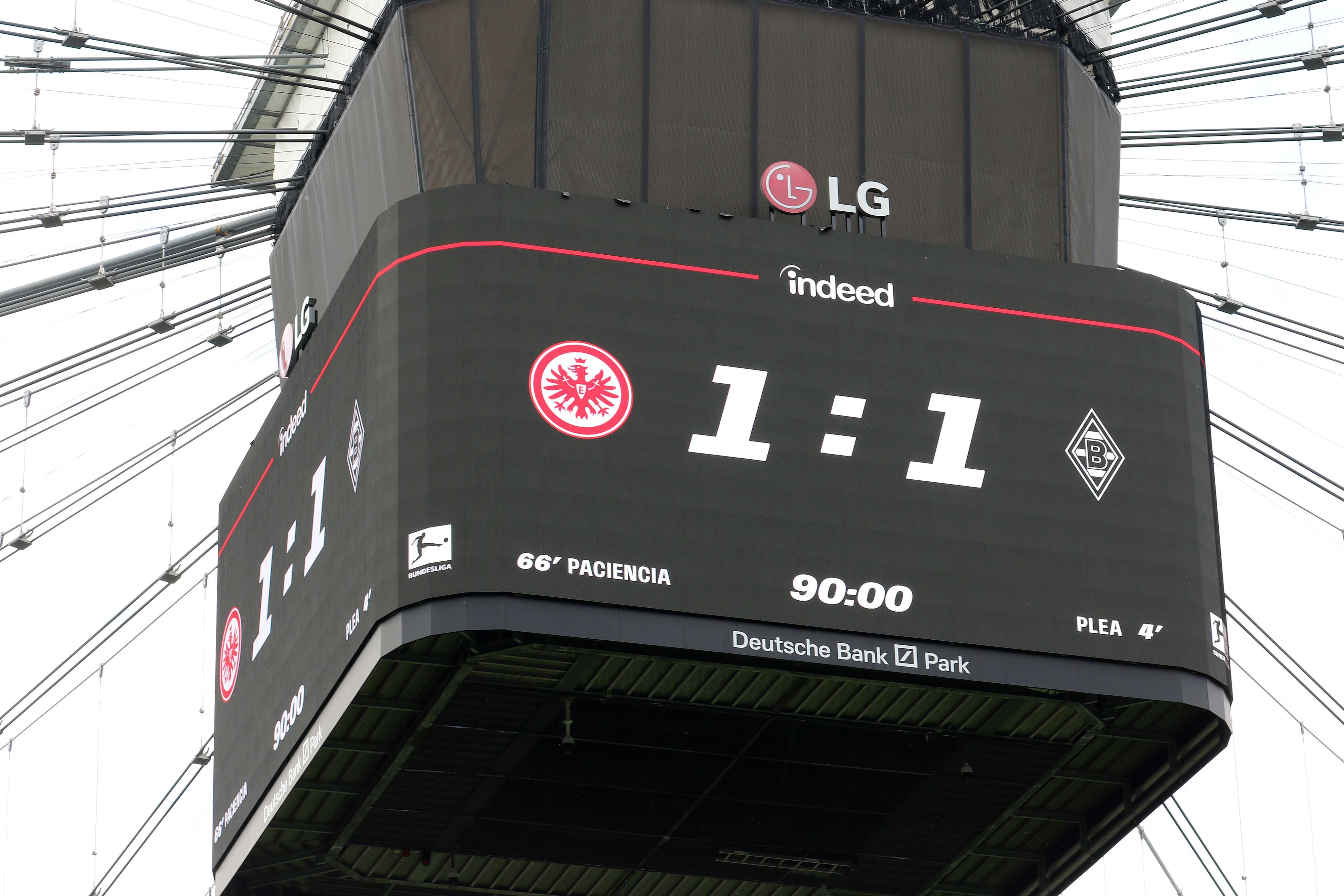 Der Videowürfel im Deutsche Bank Park zeigt den 1:1-Endstand zwischen Eintracht Frankfurt und Borussia Mönchengladbach am 8. Mai 2022.