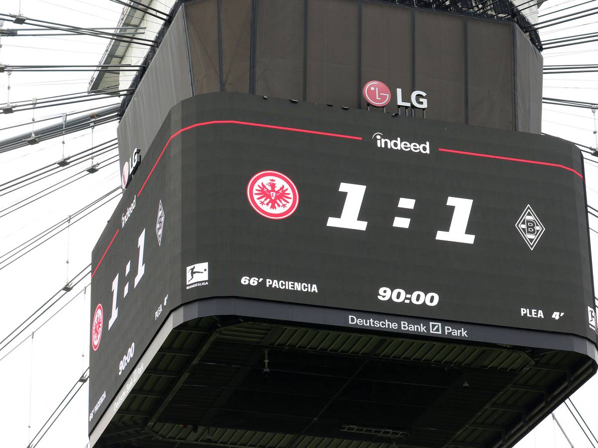 Der Videowürfel im Deutsche Bank Park zeigt den 1:1-Endstand zwischen Eintracht Frankfurt und Borussia Mönchengladbach am 8. Mai 2022.