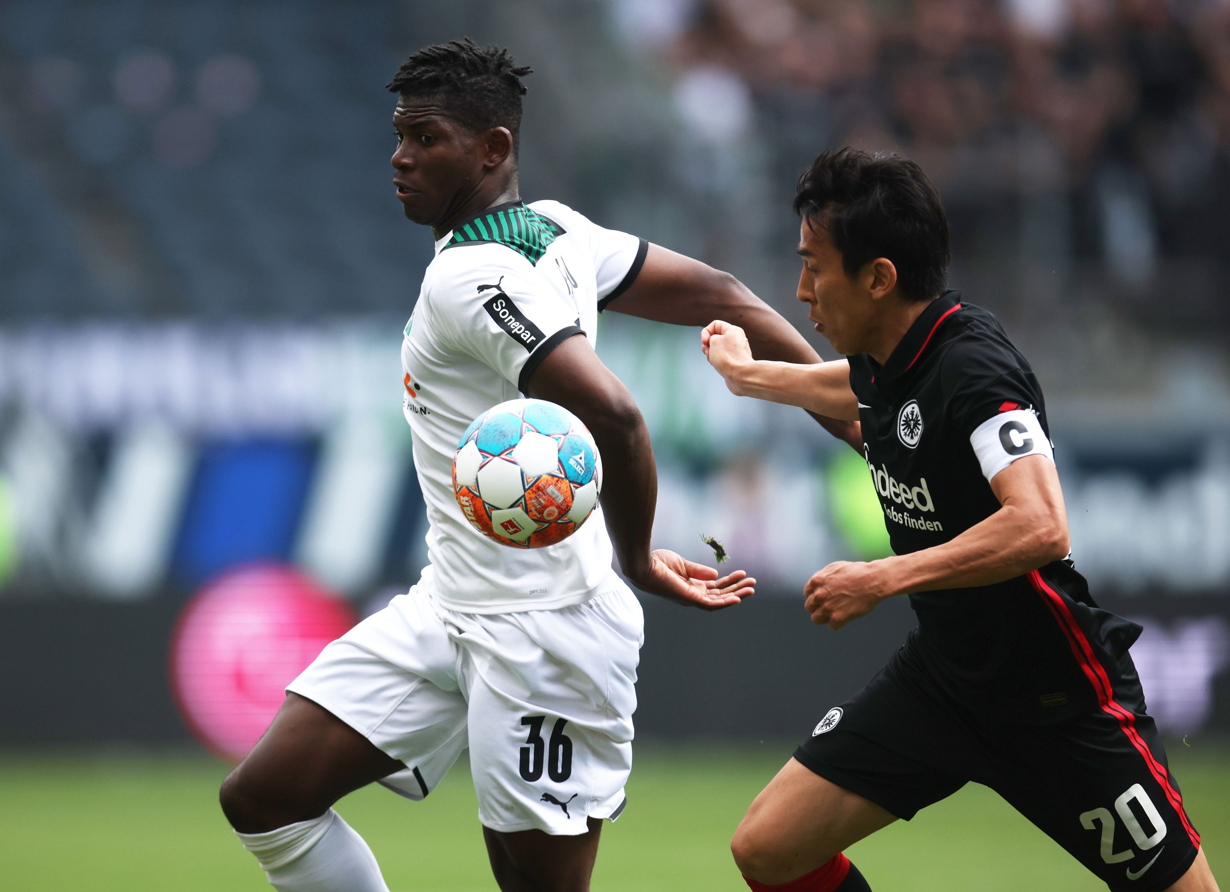 Am Sonntag (8. Mai 2022) spielte Borussia Mönchengladbach 1:1 bei Eintracht Frankfurt gespielt. Das Foto zeigt Gladbachs Breel Embolo (l.) im Duell mit Frankfurts Makoto Hasebe (r.).