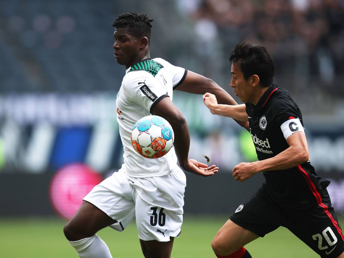 Am Sonntag (8. Mai 2022) spielte Borussia Mönchengladbach 1:1 bei Eintracht Frankfurt gespielt. Das Foto zeigt Gladbachs Breel Embolo (l.) im Duell mit Frankfurts Makoto Hasebe (r.).