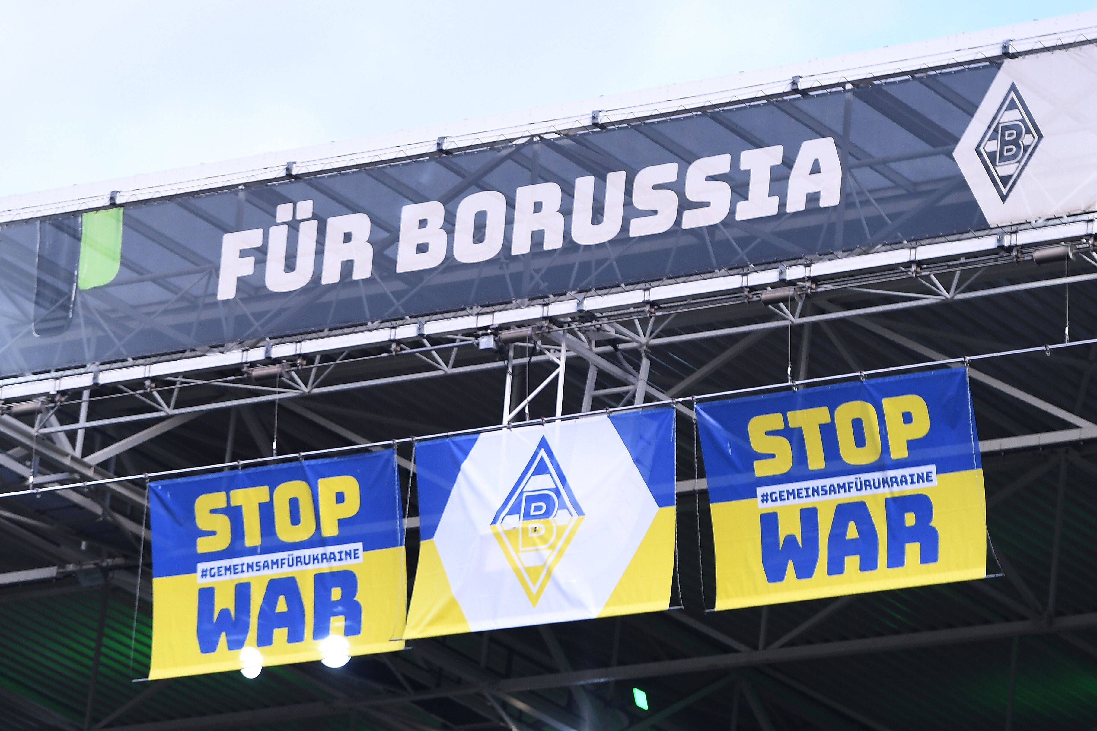Fußball 1. Bundesliga 28. Spieltag Borussia Mönchengladbach - 1. FSV Mainz 05 am 03.04.2022 im Borussia-Park in Mönchengladbach Solidarität mit der Ukraine Flaggen mit der Aufschrift: Stop War DFL regulations prohibit any use of photographs as image sequences and/or quasi-video. *** Soccer 1 Bundesliga 28 Matchday Borussia Mönchengladbach 1 FSV Mainz 05 on 03 04 2022 at Borussia Park in Mönchengladbach Solidarity with Ukraine flags with the inscription Stop War DFL regulations prohibit any use of photographs as image sequences and or quasi video xRx