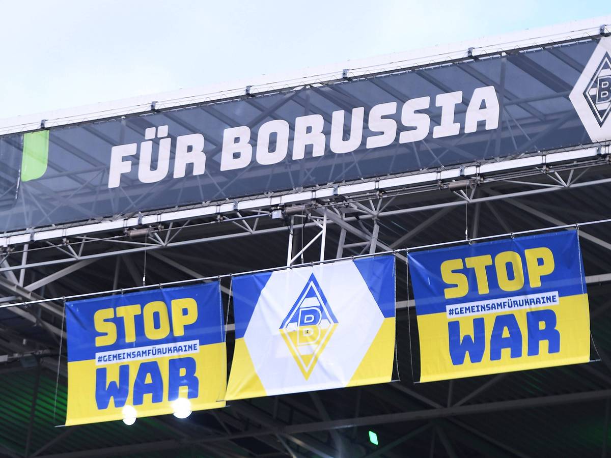 Fußball 1. Bundesliga 28. Spieltag Borussia Mönchengladbach - 1. FSV Mainz 05 am 03.04.2022 im Borussia-Park in Mönchengladbach Solidarität mit der Ukraine Flaggen mit der Aufschrift: Stop War DFL regulations prohibit any use of photographs as image sequences and/or quasi-video. *** Soccer 1 Bundesliga 28 Matchday Borussia Mönchengladbach 1 FSV Mainz 05 on 03 04 2022 at Borussia Park in Mönchengladbach Solidarity with Ukraine flags with the inscription Stop War DFL regulations prohibit any use of photographs as image sequences and or quasi video xRx