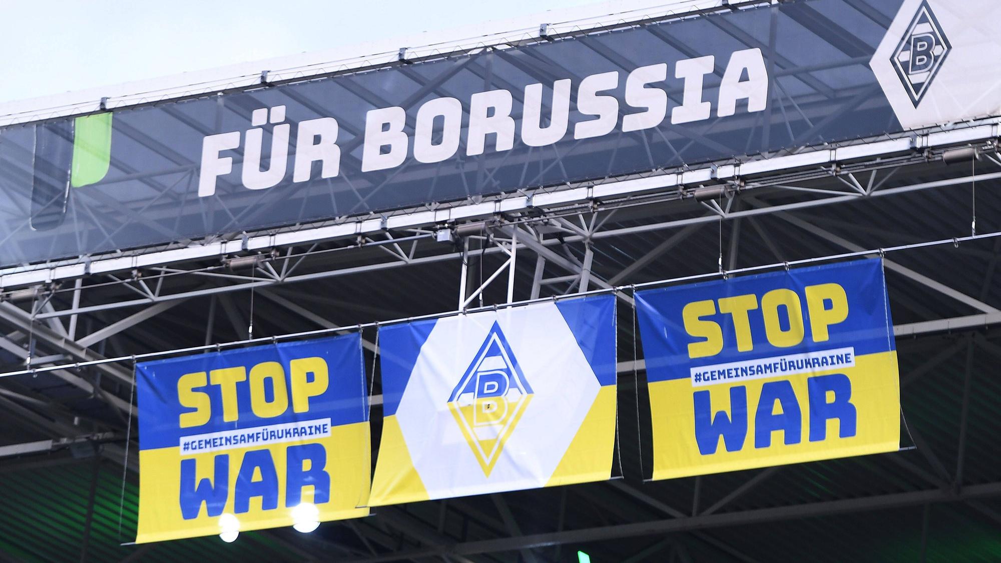 Fußball 1. Bundesliga 28. Spieltag Borussia Mönchengladbach - 1. FSV Mainz 05 am 03.04.2022 im Borussia-Park in Mönchengladbach Solidarität mit der Ukraine Flaggen mit der Aufschrift: Stop War DFL regulations prohibit any use of photographs as image sequences and/or quasi-video. *** Soccer 1 Bundesliga 28 Matchday Borussia Mönchengladbach 1 FSV Mainz 05 on 03 04 2022 at Borussia Park in Mönchengladbach Solidarity with Ukraine flags with the inscription Stop War DFL regulations prohibit any use of photographs as image sequences and or quasi video xRx