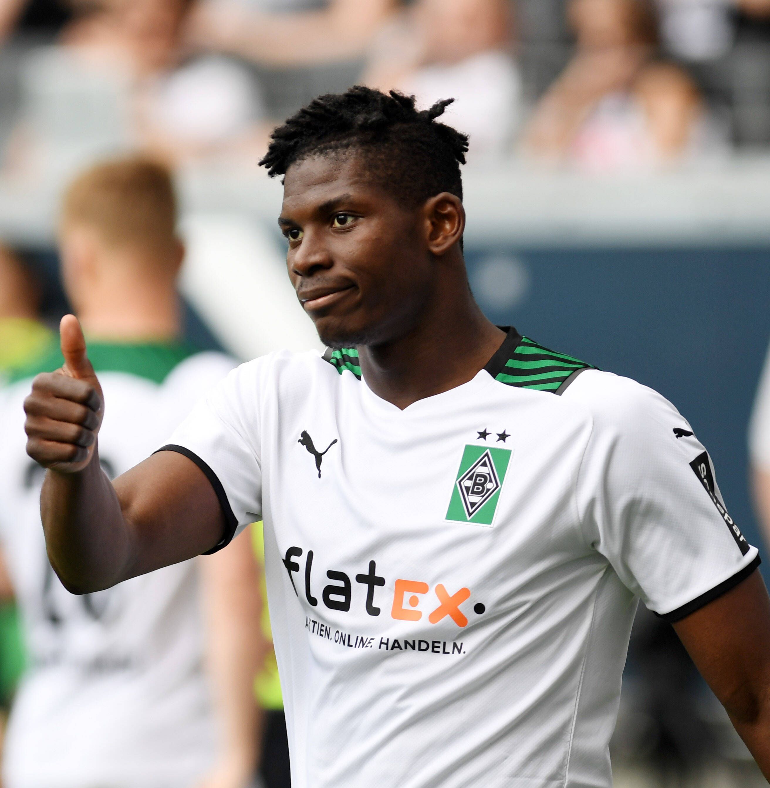Breel Embolo von Borussia Mönchengladbach, hier am 8. Mai 2022 beim Spiel gegen Eintracht Frankfurt, zeigt den Daumen nach oben.