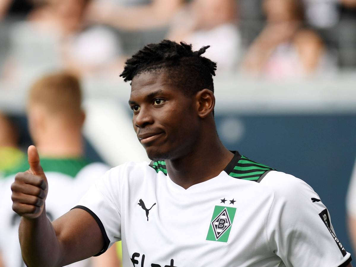 Breel Embolo von Borussia Mönchengladbach, hier am 8. Mai 2022 beim Spiel gegen Eintracht Frankfurt, zeigt den Daumen nach oben.