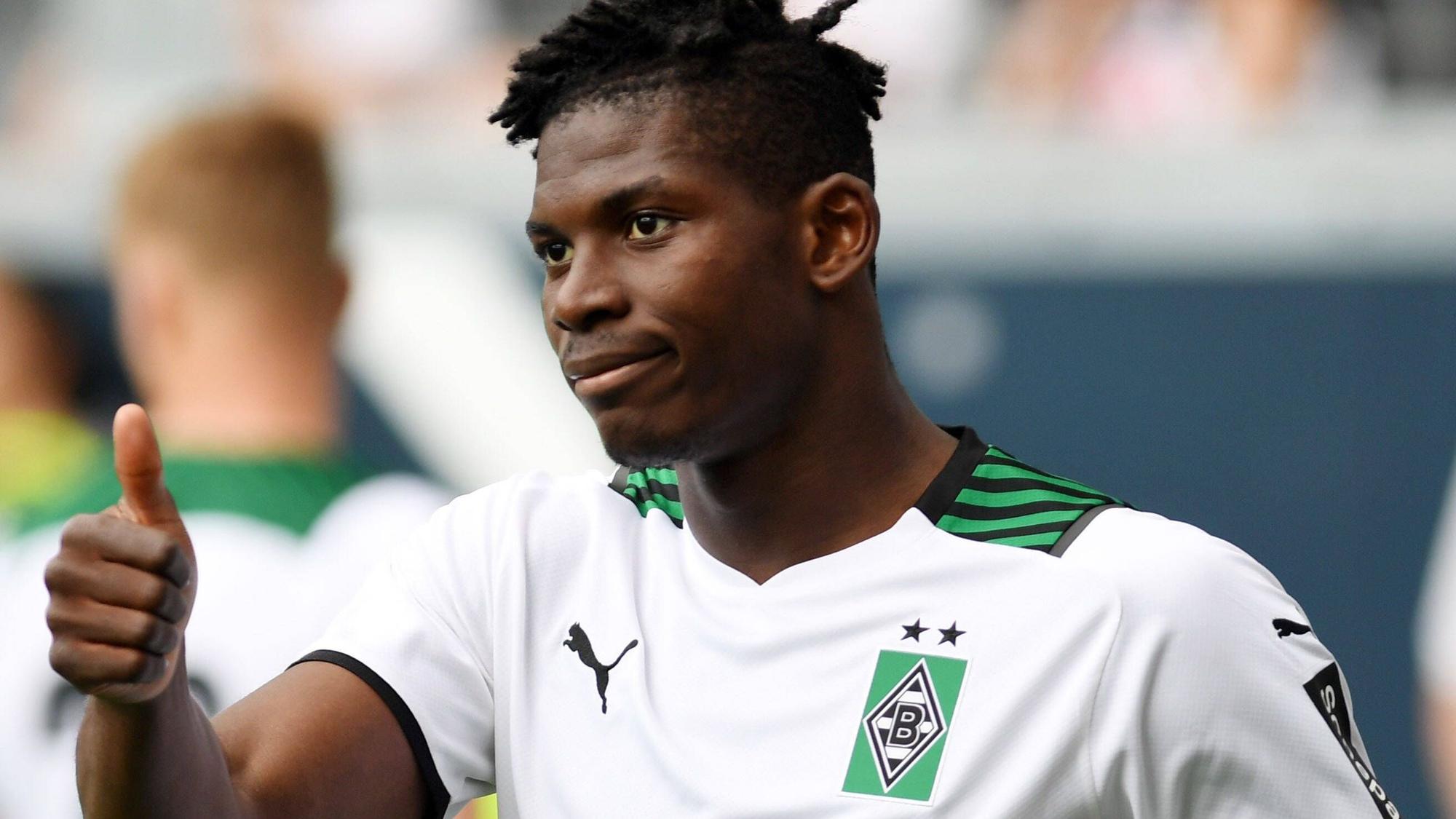 Breel Embolo von Borussia Mönchengladbach, hier am 8. Mai 2022 beim Spiel gegen Eintracht Frankfurt, zeigt den Daumen nach oben.